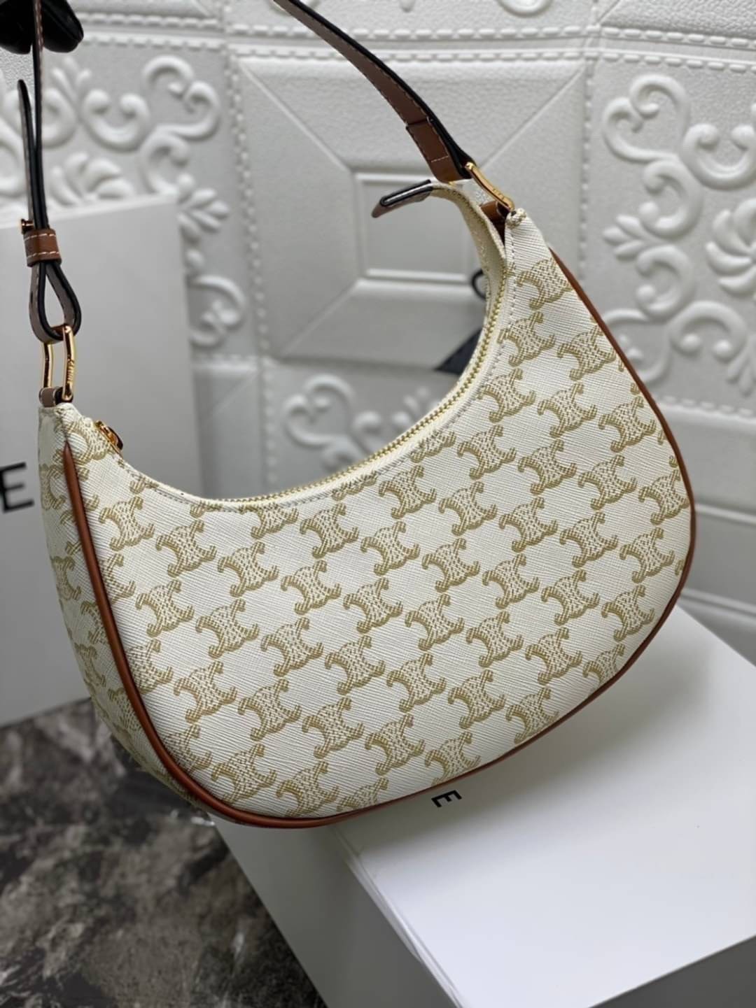 หนังแท้ CELINE AVA / CELINE Vintage Classic Ava bag 1 ใน คอลเลคชั่น “Triomphe Canvas” มาพร้อมสายสะพายไหล่ที่ปรับความยาวได้ และเนื่องจากช่วงล่างของกระเป๋ามีขนาดใหญ่กว่าช่วงบน จึงทำให้ไม่เสียทรงเมื่อเราใส่สิ่งของอย่างกระเป๋าสตางค์หรือโทรศัพท์มือถือ หากดูภาพ