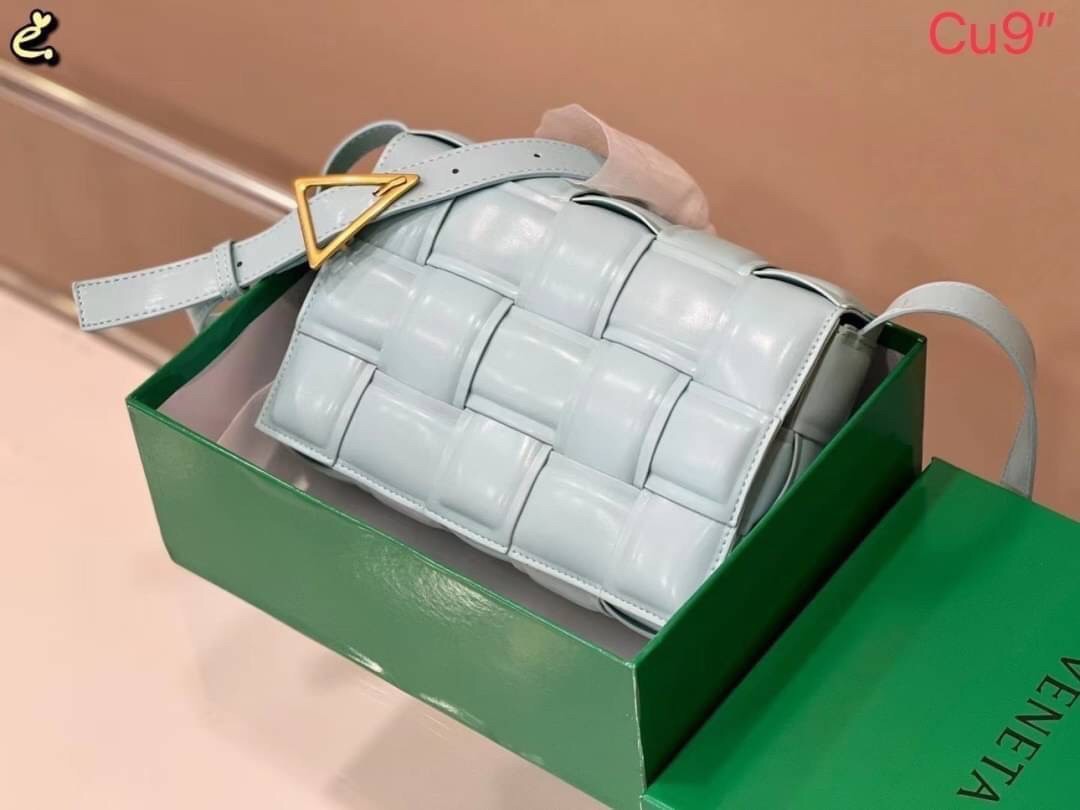BOTTEGA VENETA PADDED CASSETTE BAG สร้างสรรค์ให้ไอเท็มนี้ดูหรู ดูแพง ใบจริงสวยมาก ใช้ได้ทั้งชายหญิง มาจำนวนจำกัด รีบตำกันน้า ไม่อยากให้พลาดเลยจ้า