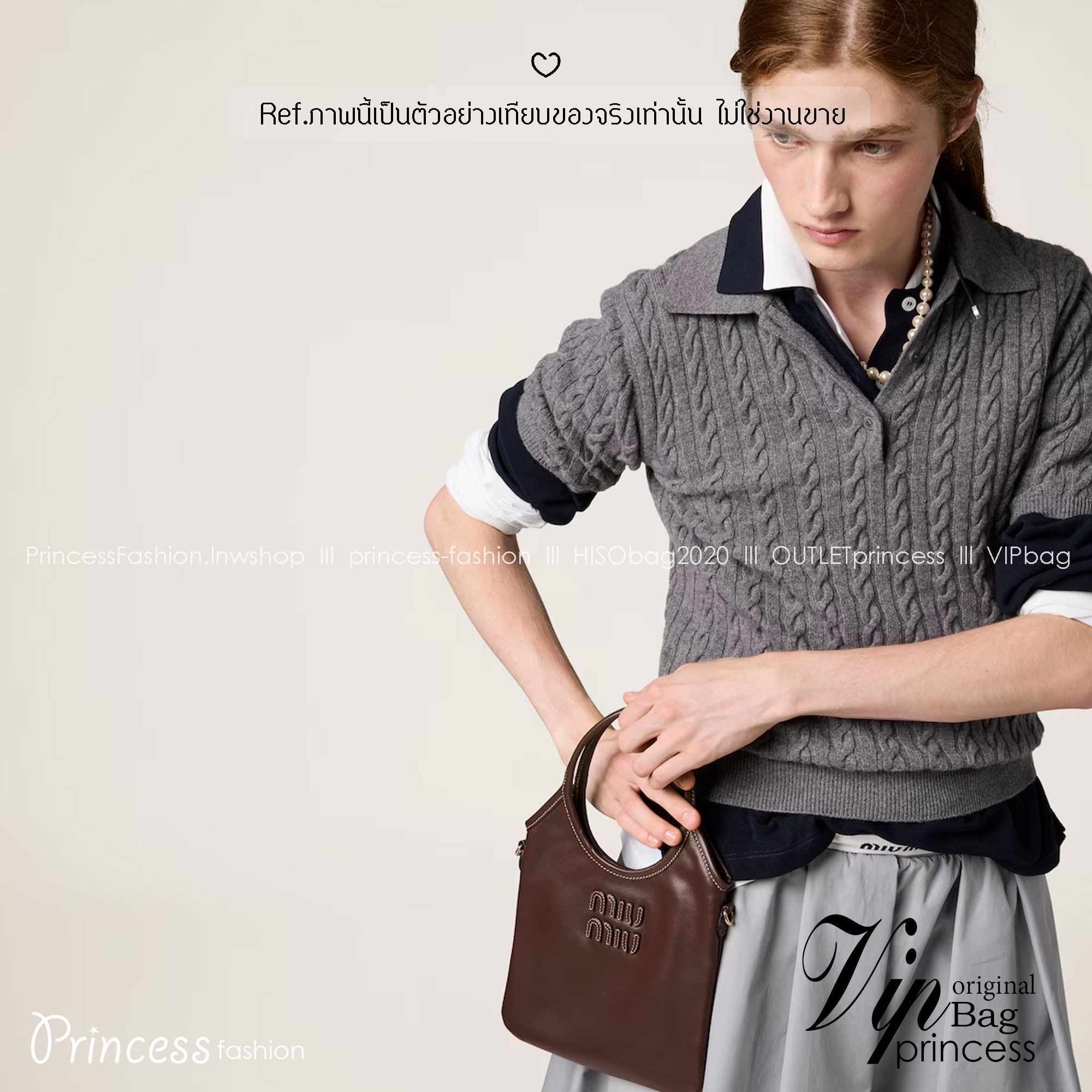 MIU MIU IVY leather handbag / Miu Miu ivy mini tote กระเป๋าสไตล์คลาสสิก มาในดีไซน์เรียบแต่โก้ ให้ลุคที่ดูเท่มั่นใจ สามารถถือและสะพายได้ จุดเด่น ที่โลโก้หนังตัวนูน ที่เสริมให้กระเป๋าดูแฟชั่นและทันสมัย