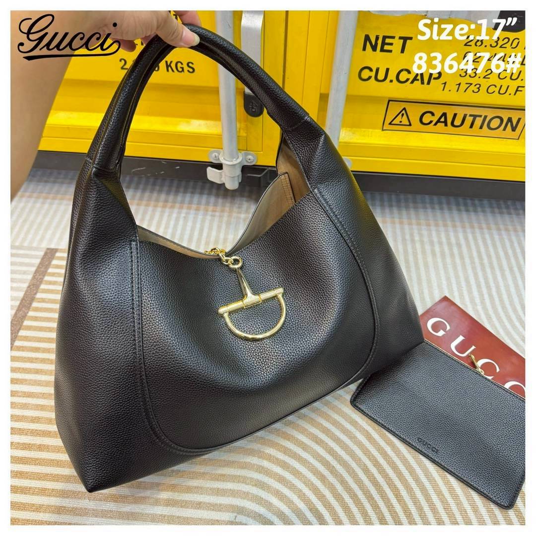 Gucci Softbit maxi shoulder bag กระเป๋าทรงโฮโบโฉมใหม่ใบใหญ่ อะไหล่เป็นเอกลักษณ์ของแบรนด์ในรูปแบบ Horsebit ครึ่งรูปขนาดใหญ่ หรูหราและใช้งานสะดวก รูปทรงสไตล์สบายๆ หนังลายเกรนสวยหรูนุ่มนวลพร้อมเท็กเจอร์อันโดดเด่น