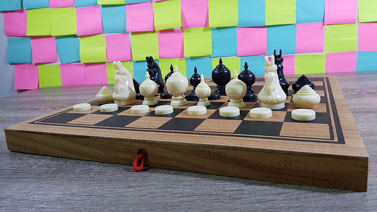 ชุดหมากรุกไทยตัวพลาสติกกระดานไม้พับช่องถมดำ