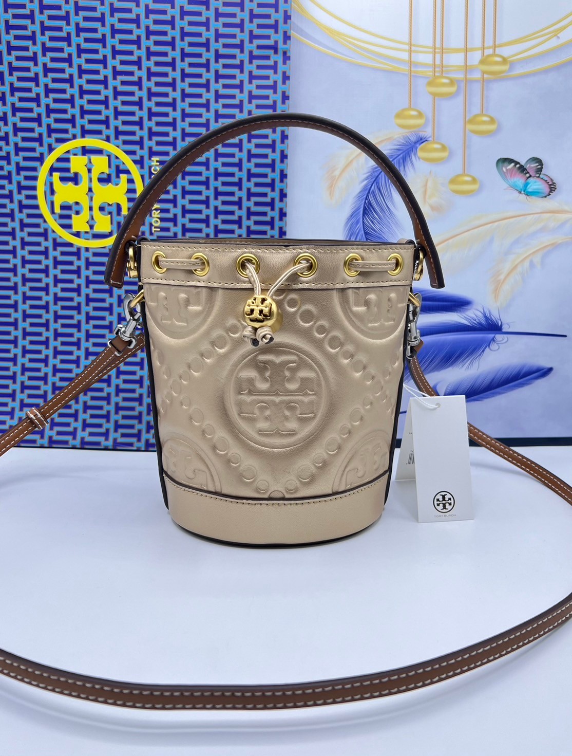 6 สี Tory Burch Puffy Mini / Tory burch T Monogram Puffy Patent Mini Bucket Bag / Tory Bucket Bag กระเป๋าบัคเกต size เล็ก โดดเด่นด้วยโลโก้ตัวนูนปั๊มด้านหน้า