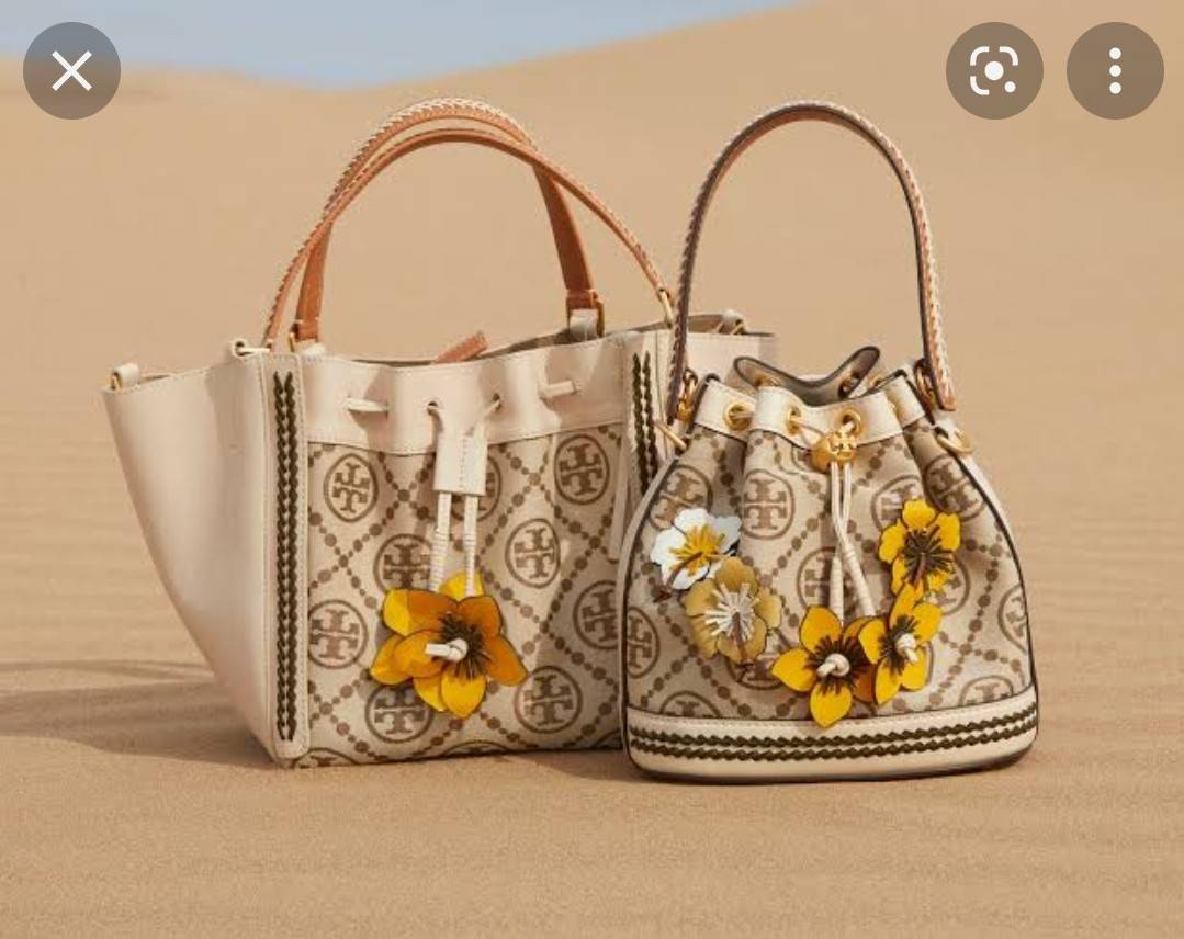 TORY BURCH T MONOGRAM FLORAL BUCKET BAG คอลเลคชั่นใหม่ พร้อมเสิร์ฟความสวยให้ถึงบ้าน!! กระเป๋าบัคเก็ตทรงยอดนิยม ดีไซน์ใหม่ล่าสุด สไตล์งานคราฟ มีลูกเล่นประดับดอกไม้กับตัวกระเป๋า และตัวรูดสาย วัสดุผ้า jacquard ตัดสลับหนังแท้ หูจับและขอบกระเป๋าตกแต่งลายสานสวย