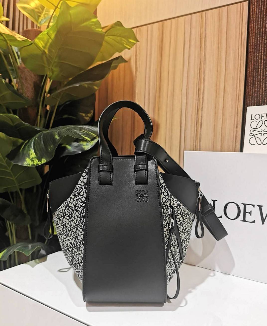 LOEWE ANAGRAM SHOULDER BAG รุ่นหายากสุดเลอค่าวัสดุ Anagram Canvas ตัดหนังแท้ Calfskin สุดคลาสสิค ขนาดกำลังดี น้ำหนักเบา ภายในโล่งกว้างและจุ ใส่กล้อง มือถือ ของใช้ได้เยอะ มาพร้อมหูสั้นหนังแท้หิ้วถนัดมือและสายหนังยาวสะพายไหล่หรือ Crossbody ก็ดูดี ตัวจริงสวย