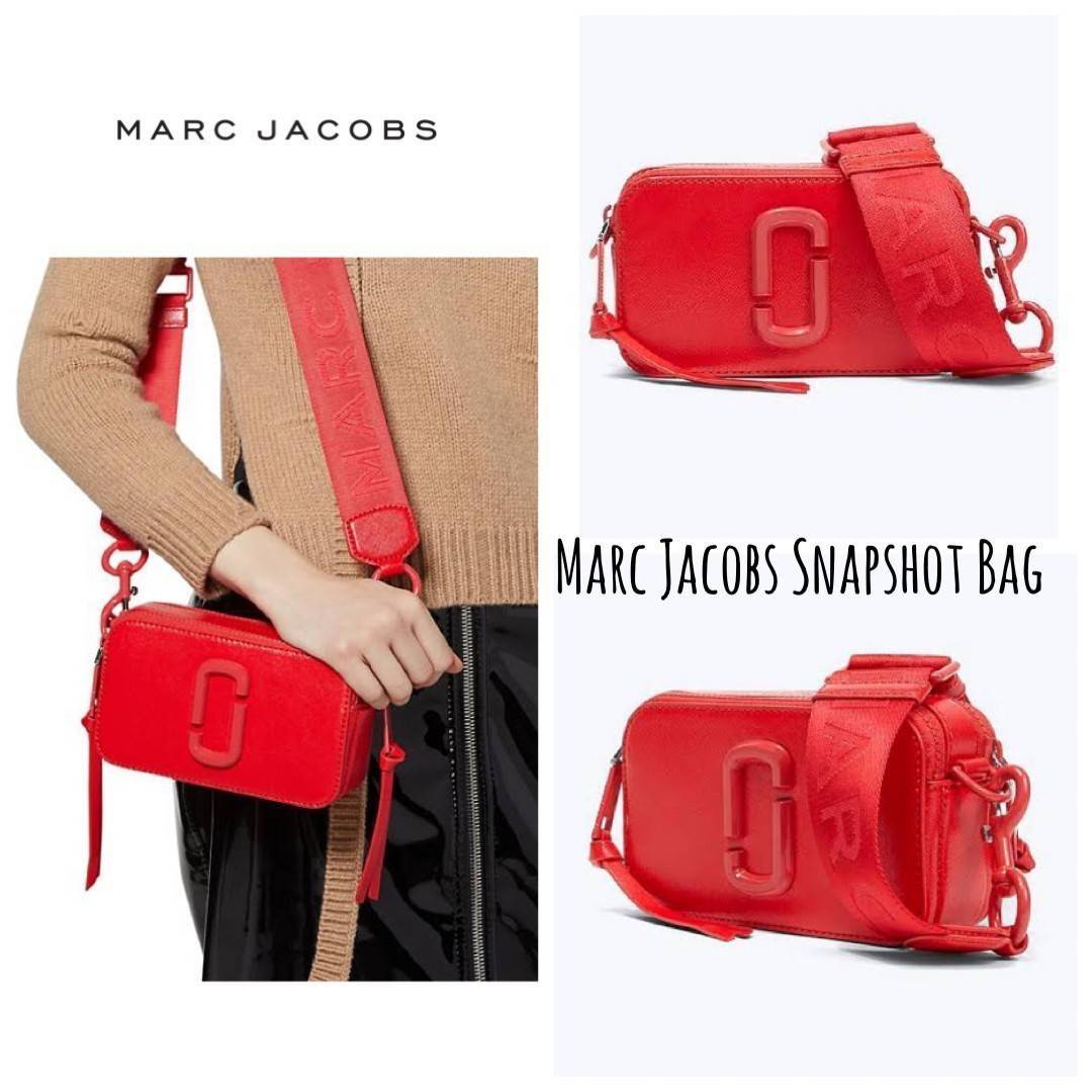 Marc Jacobs Snapshot Bag กระเป๋าแบรนด์ดังจากสัญชาติอเมริกัน นับได้ว่ารุ่นนี้เป็นรุ่นทรงฮิตเลยทีเดียว โดยด้านหน้ากระเป๋าจะเป็นโลโก้แบบโลหะที่เป็นสัญลักษณ์ของแบรนด์นี้ มาพร้อมสายสะพายที่จะสะพายยังไงก็ดูโดดเด่น เพราะขนาดใหญ่ที่สกรีนตัวอักษรโลโก้ ในรูปแบบต่าง