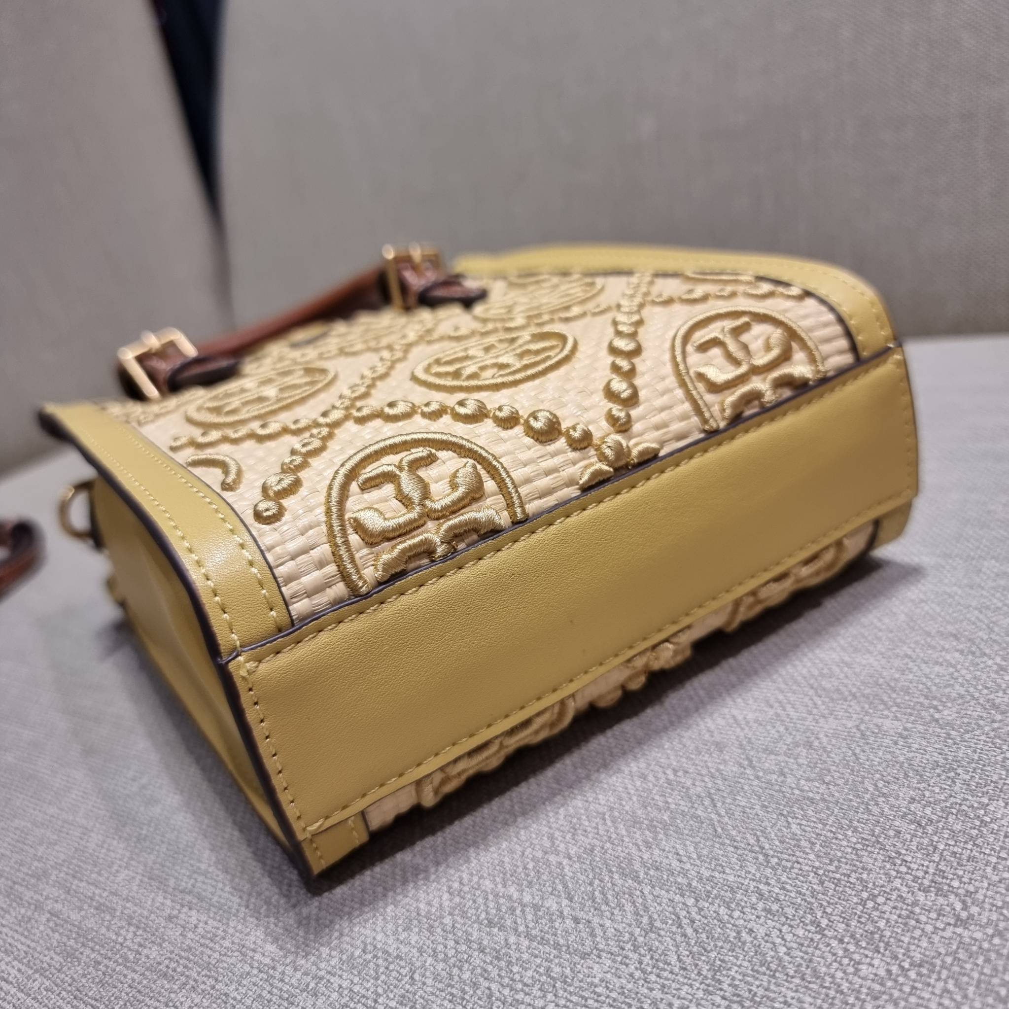 TORY BURCH T MONOGRAM STRAW MINI TOTE สวยสุด ดูแพงสุด!! ต้องยกให้เลย กับไอเท็มนี้ กระเป๋าสะพายทรงโท้ท ไซส์มินิ มีลูกเล่นที่ดีเทลเยอะมาก ด้วยงานฝีมือปักสานด้วยวัสดุจากกธรรมชาติ ถักทอเป็นลายเส้นขึ้นลายนูน ตัดขอบด้วยหนังแท้ และยังโดดเด่นด้วยหูจับในตัวโทนสีอุ