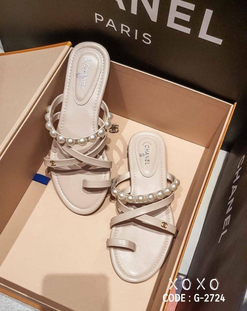 Chanel Sandels with Pearl แตะ สวม ชิคๆ วัสดุหนัง PU สวมโป้งคาดครอสเอ็กซ์ ด้านบนแต่งไข่มุกสวยละมุน พร้อมติดอะไหล่โลโก้แบรนด์