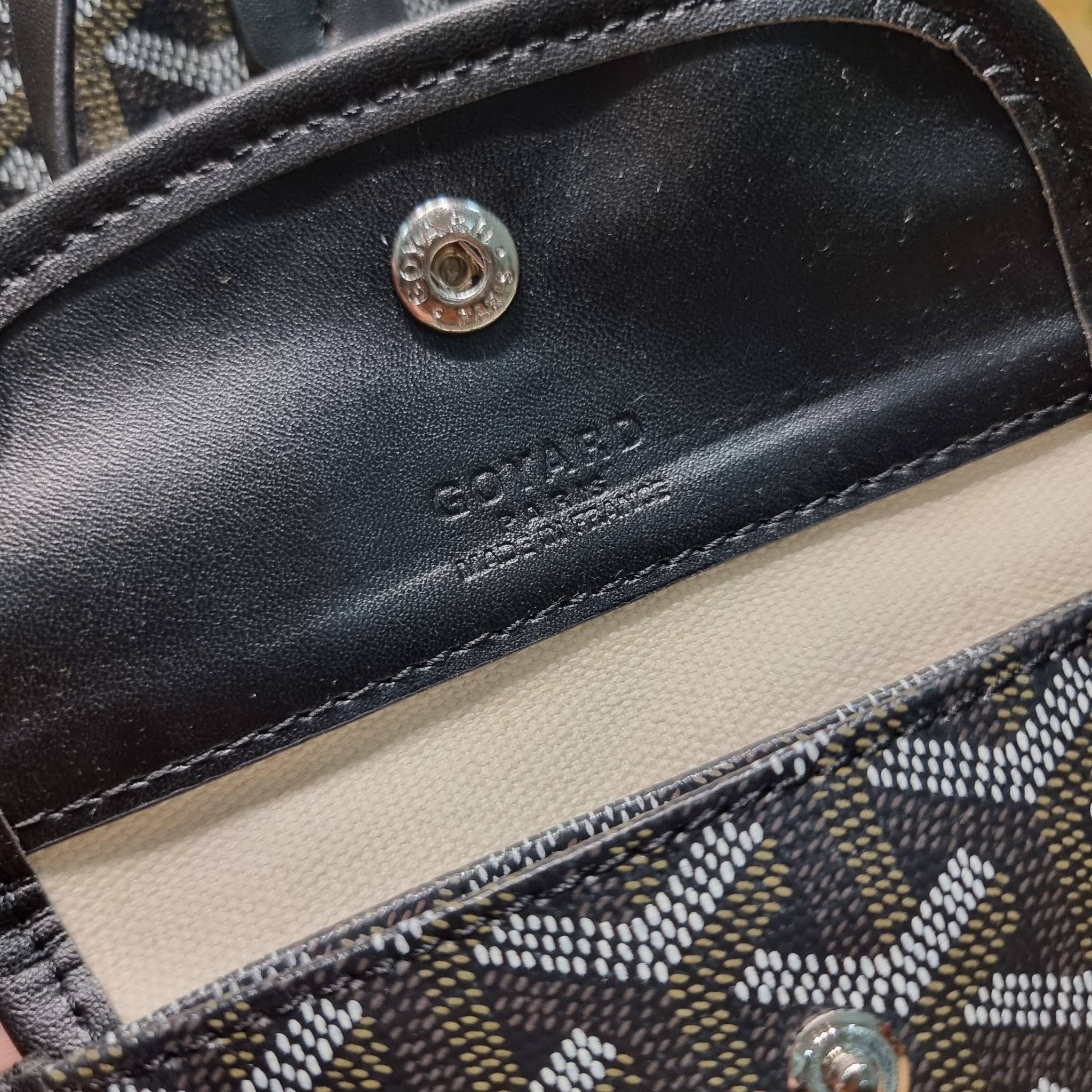 GOYARD MINI ANJOU REVERSIBLE TOTE ฮอตไอเท็ม กับกระเป๋าสะพายทรงโท้ท ไซส์มินิ กะทัดรัดมาก มาครบสีขายดี เลิศทุกสี รูปทรงคลาสสิค ดีไซน์เป็นเอกลักษณ์ ใช้งานได้หลากหลาย สามารถกลับด้านใช้ได้แบบไม่มีเบื่อ