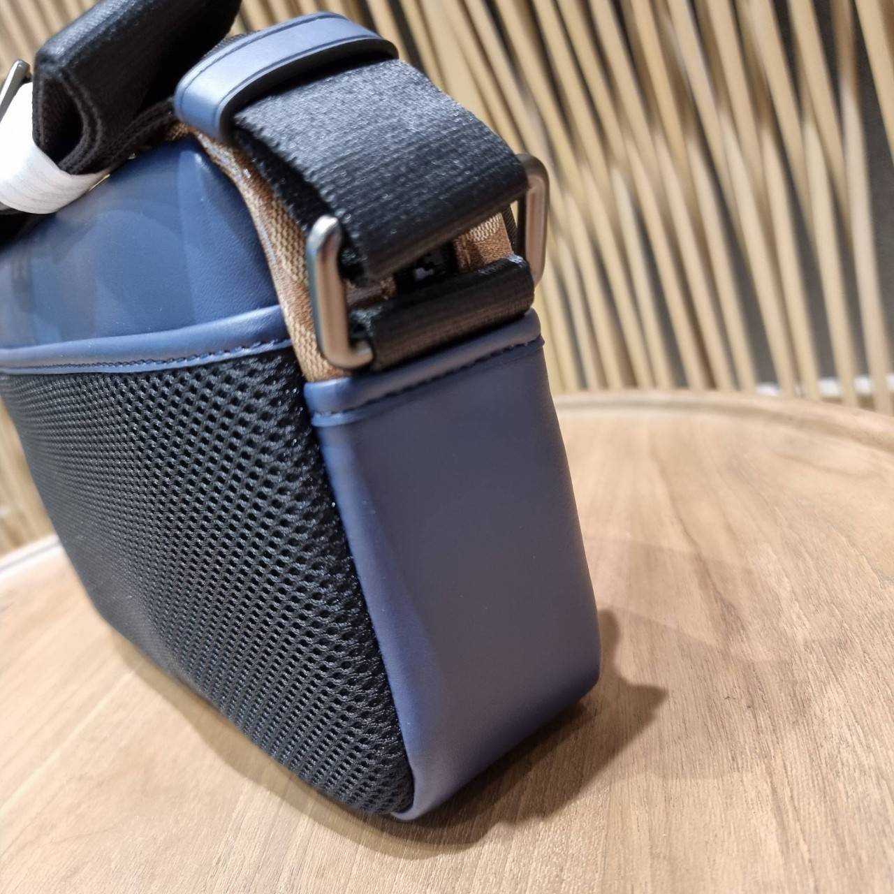 COACH EDGE CROSSBODY WITH CAMO PRINT ((2381, 2373)) ความเท่ never die!! กระเป๋าครอสบอดี้ทรงยอดฮิต ที่หนุ่มๆไม่ควรพลาด รูปทรงดีไซน์คลาสสิค ใช้งานง่าย วัสดุหนังแท้ตกแต่งตาข่ายพร้อมลายพริ้นท์ด้านหน้า สุดคูล!! ตัวกระเป๋ามีซิปหลัก และซิปด้านหน้า พร้อมช่องแยกด้