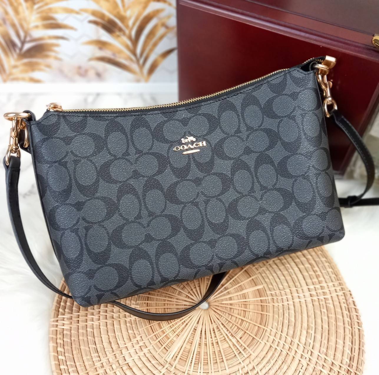 COACH LEWIS SHOULDER BAG IN SIGNATURE CANVAS (COACH F85696)🌺พอชใบใหญ่ ใส่ของได้จุใจ มีสายให้ 2 สาย อะไหล่สีทอง หรูหรา คลาสสิค สายยาวถอดได้ ปรับได้ ช่องด้านใน กว้างมากๆ ใช้ได้ทุกโอกาสจริงๆ แนะนำ ไม่ควรพลาดจ้า