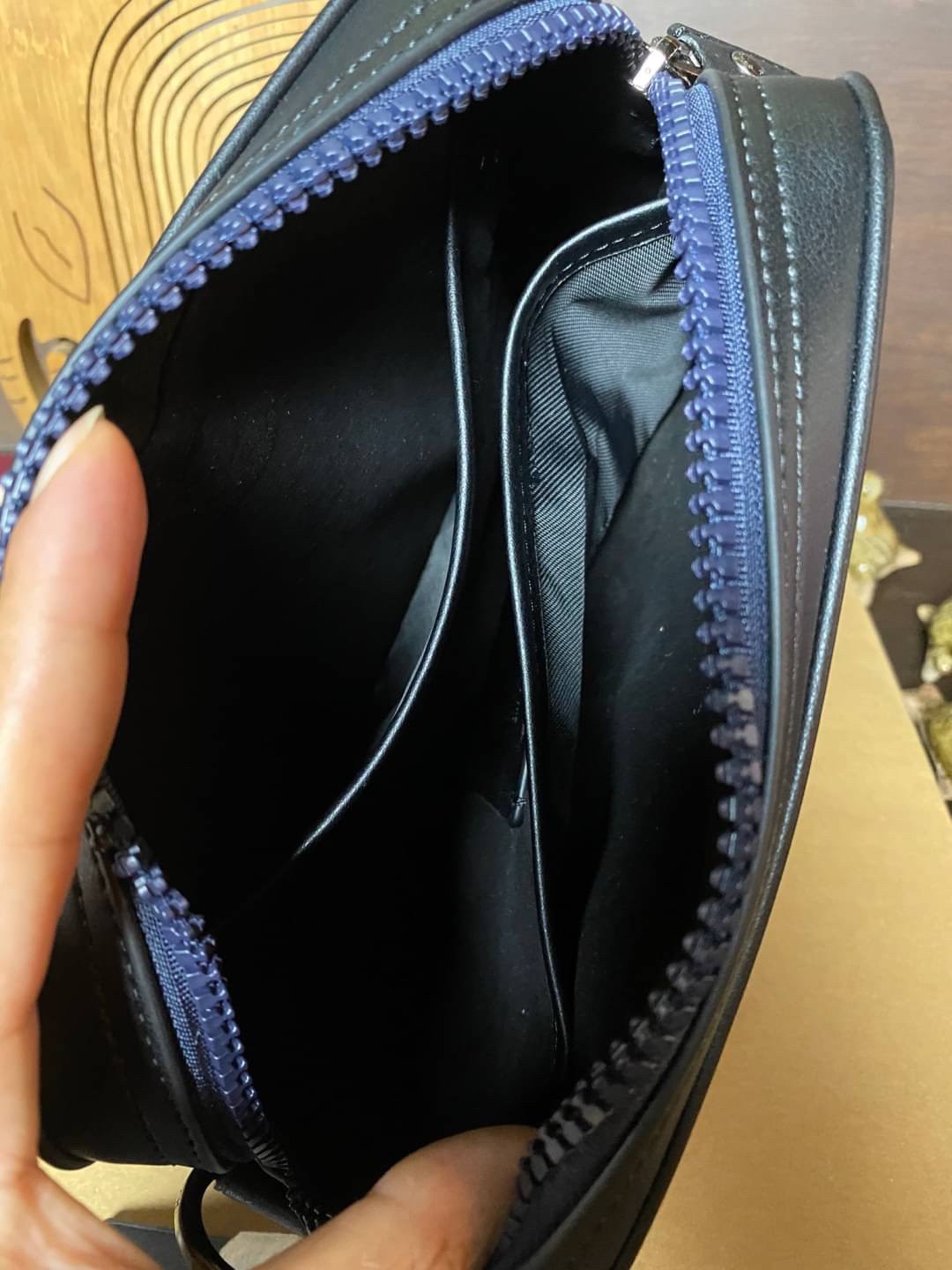 COACH ACADEMY CROSSBODY WITH HORSE AND CARRIAGE PRINT (COACH 89084) ผ้าใบเคลือบพิมพ์ลายและหนังกรวดขัดเงา ภายในกระเป๋ามัลติฟังก์ชั่น| ปิดด้วยซิป ซับในผ้า ด้านนอกมีซิปและกระเป๋าสลิป สายสะพายถอดได้