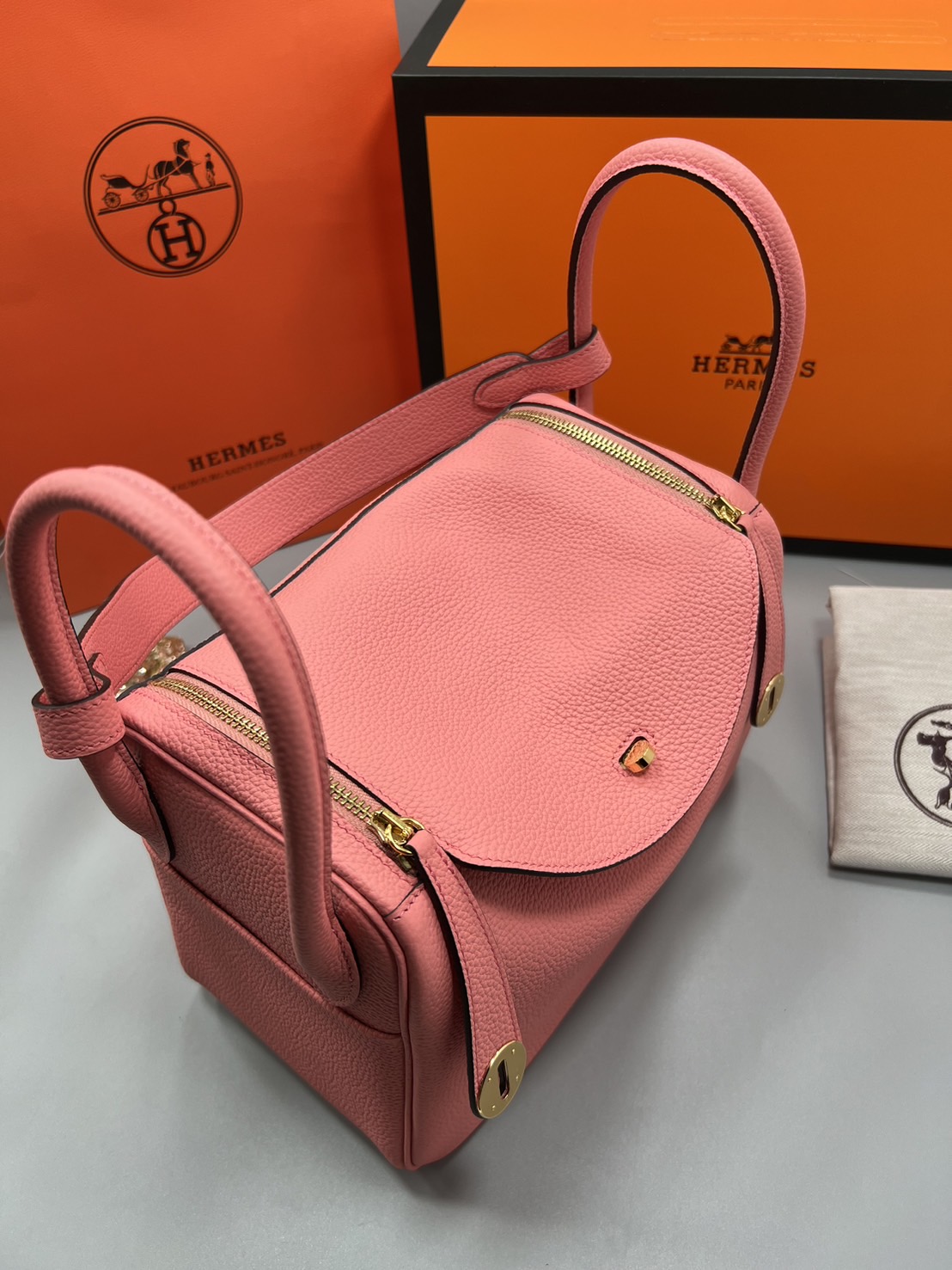 พร้อมส่ง 15 สี HERMES Lindy 26 bag กระเป๋าทรงโท้ทหนังสวยอย่างดี เอกลักษณ์ของความเรียบหรูไฮคลาสอย่างสมบูรณ์แบบ เกรดออริ สลับแท้ งานสวยตามรูป ใช้งานต่างประเทศได้