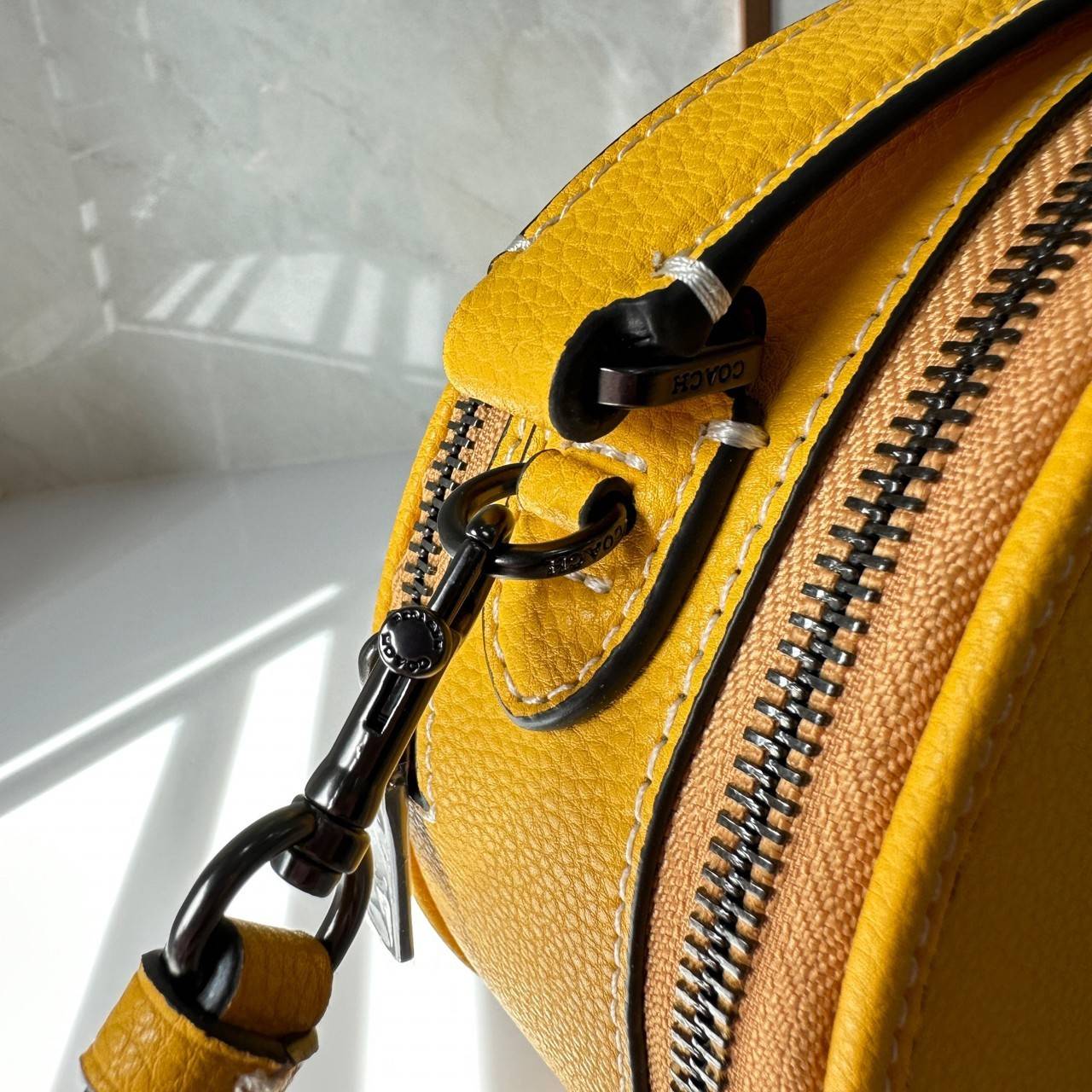 COACH X PEANUTS CANTEEN CROSSBODY WITH SNOOPY PRESENT MOTIF (CE845,CF290) กระเป๋าสะพายข้างทรงกลมไซส์มินิ มีหูจับ วัสหนังแท้ ด้านหน้าโดดเด่นด้วยรูปการ์ตูนSnoopy