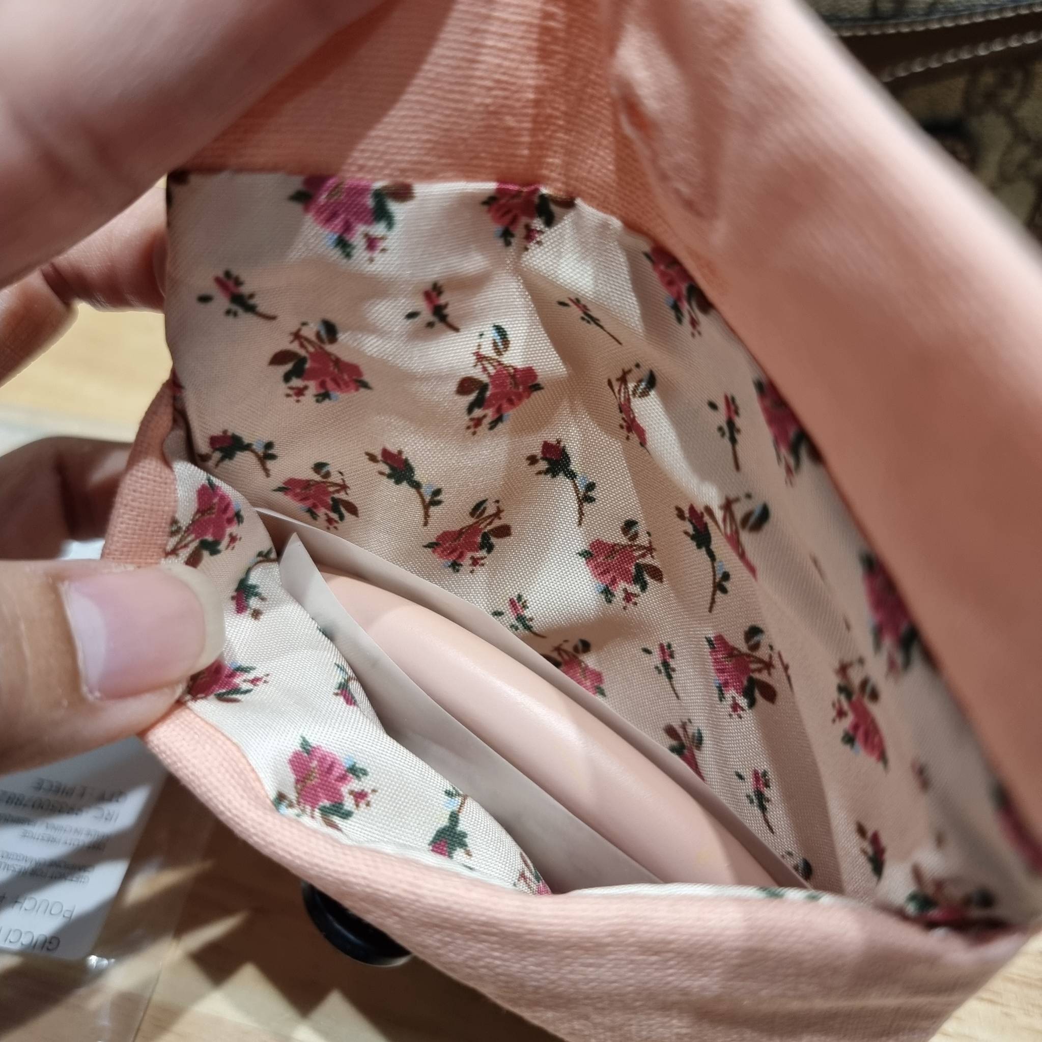 Set 3 ชิ้น Gucci Horsebit 1955 mini bag / Gucci Phone Bag box set ชวนสะสม ใครมองหาของขวัญอยู่ เซ็ทนี้จัดว่าเลิศมาก! กับการจับเอารุ่นยอดฮิต มามิกซ์รวมกับไอเท็มสุดคุ้มของมันต้องมี!! จัดเรียงให้อยู่ในกล่อง box set ลิมิเต็ด ที่มีทั้งแว่นตา gentle monster แบรน