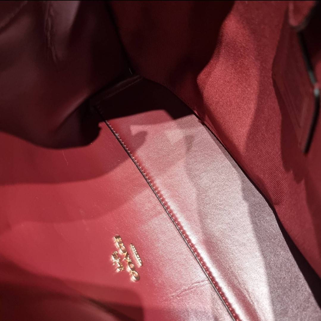 COACH HANNA CARRYALL IN SIGNATURE CANVAS / CH187 / CH195 / CH542 น้องใหม่ เรียบหรู ดูแพง กับกระเป๋าถือ/สะพายทรงสวย คงความคลาสสิค ดีไซน์ตกแต่งสายคาดจับจีบข้างกระเป๋าเพิ่มดีเทล มาพร้อมหูจับในตัว