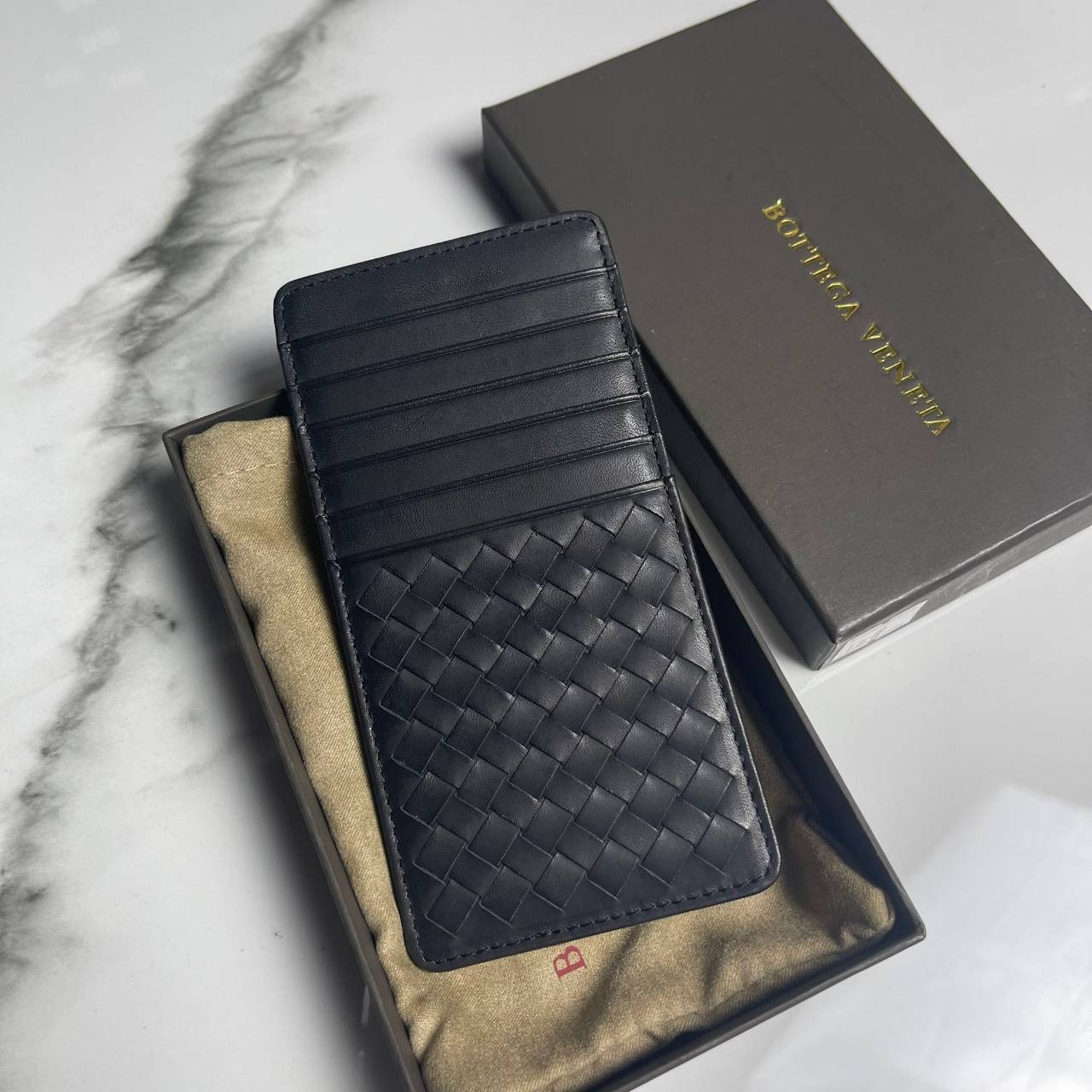 หนังแท้ BOTTEGA VENETA CARD HOLDER กระเป๋าใส่บัตรทำจากหนังแท้คุณภาพดีมาในราคาพิเศษ เป็นรุ่นที่หายาก เหมาะกับการใช้งานระยะยาว ยิ่งใช้หนังยิ่งสวยทนทานต่อการใช้งาน มาพร้อมกล่อง อุปกรณ์ครบ