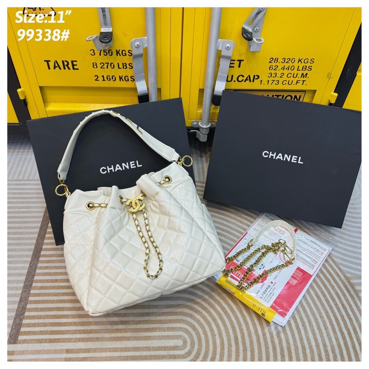 Chanel Bucket Bag กระเป๋าสะพายทรงบัคเก็ต สายสะพายโดดเด่นด้วย font โลโก้สีทองสวยหรู มีช่องใส่ของด้านข้างตอบโจทย์การใช้งานได้ดี ภายในโล่งกว้าง จุของได้เยอะ คุ้มค่ามากๆ