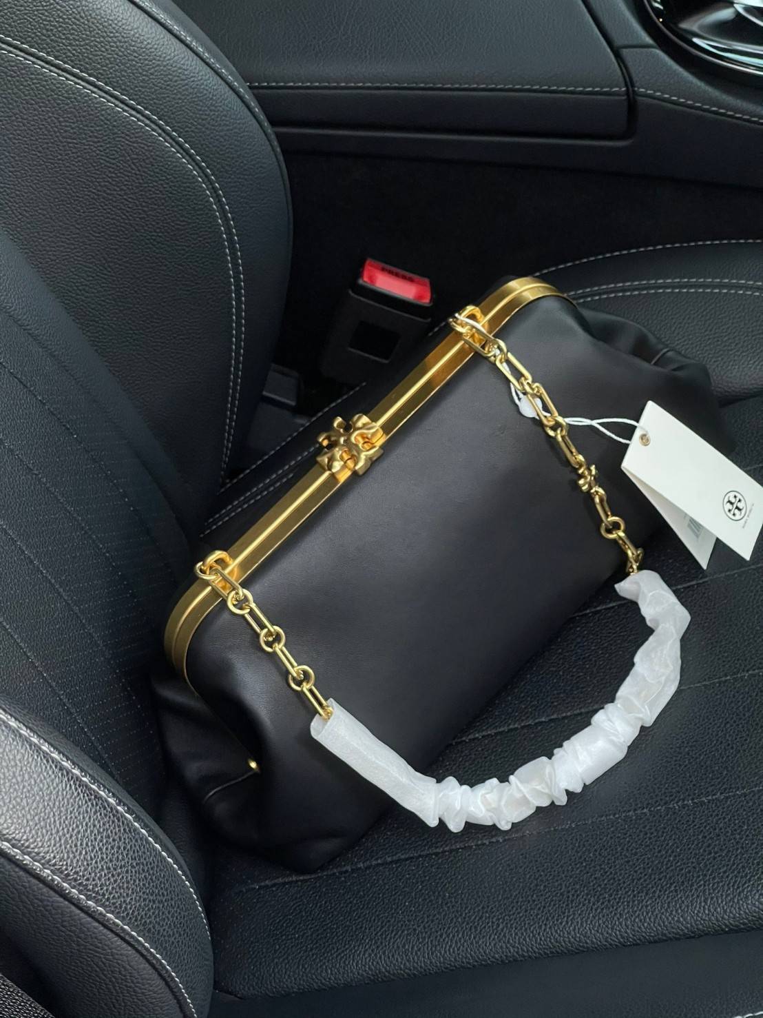 ของแท้ 💯% Tory burch Cleo Bag โดดเด่นด้วยรูปทรงที่เพรียว เรียบโก้ และเด่นชัด สื่อสารถึงบริบทของความร่วมสมัยได้อย่างลงตัว