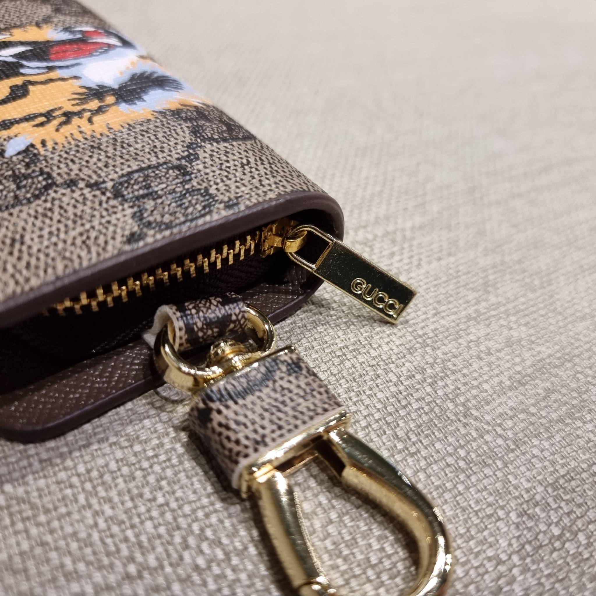 VIP 】SUPER EXCLUSIVE GC GWP KEY FOB WITH GIFT BOX 🎊🐯🐍 ต้อนรับปีแห่งความปัง!! กระเป๋าเก็บกุญแจรุ่นพิเศษ!! เอ็กซ์คลูซีฟมาก!! วัสดุหนังแคนวาส ปั๊มลายคมสวย!! เปิด-ปิดด้วยซิปปั๊มแบรนด์ มีหัวพวงกุญแจห้อย สำหรับเกี่ยวเข้ากับกระเป๋าใบใหญ่