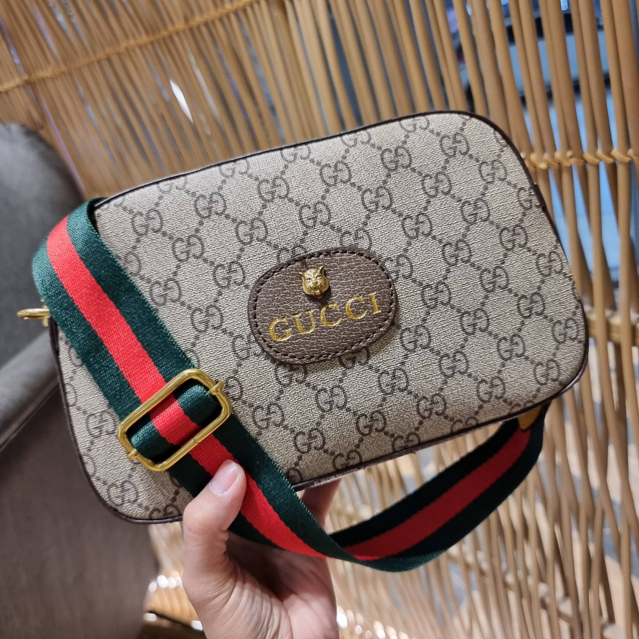 VIP 】GC STRAP SHOULDER BAG กระเป๋าสะพายข้างวีไอพีจากเคาน์เตอร์ duty free วัสดุหนังแคนวาสทนทาน ทรงสวย โดดเด่นตรงสายสะพายสีสดใสเป็นเอกลักษณ์ ตัดกันกับกระเป๋าได้อย่างลงตัว เปิด-ปิดกระเป๋าด้วยซิป รูดใช้งานง่าย ภายในโล่งกว้าง มีช่องแยกให้ ใส่ของสำคัญได้สบายๆ ส