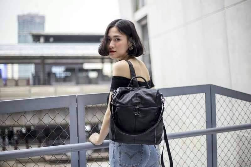 Keep speedy backpack กระเป๋าเป้หนัง ทรงน่ารัก จากแบรนด์ KEEP วัสดุหนังวัวสังเคราะห์เนื้อนิ่ม ลายหนังชัดสวย ด้านหน้ามี 2 zip สะดวกใช้งาน และช่องซิปด้านบนค่ะ มีสายสั้นสะพายไหล่ให้อีก 1 สาย ด้านข้างมีช่องใส่ของซ้ายขวา ด้านหลังมีช่องแยกเก็บของ เพิ่มอีก 1 ช่อง