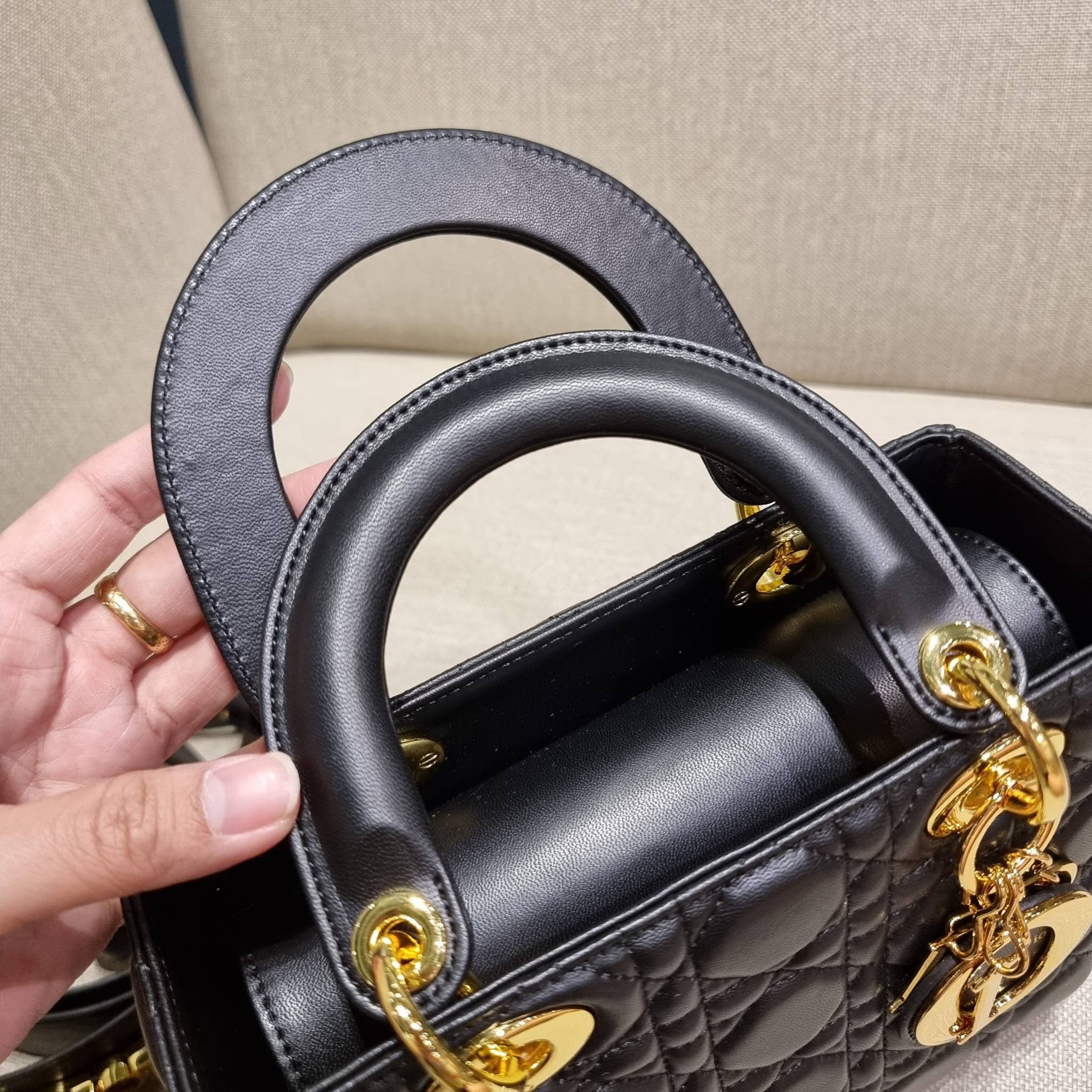DIOR CD LADY BAG กระเป๋าสะพายข้างพรีเมี่ยมกิ๊ฟสุดฮอต ดีไซน์เรียบง่าย แต่แฝงไปด้วยความหรูหรา ทรงกล่องคลาสสิค โดดเด่นด้วยพวงกุญแจอะไหล่สีทอง วัสดุหนังแท้ มีหูจับในตัวและสายครอสบอดี้สุดเลิศ ที่มาพร้อมอะไหล่ฟอนท์สีทองเรียงร้อยในสายหนัง แต่งเติมดีเทลอัพราคาไปอ