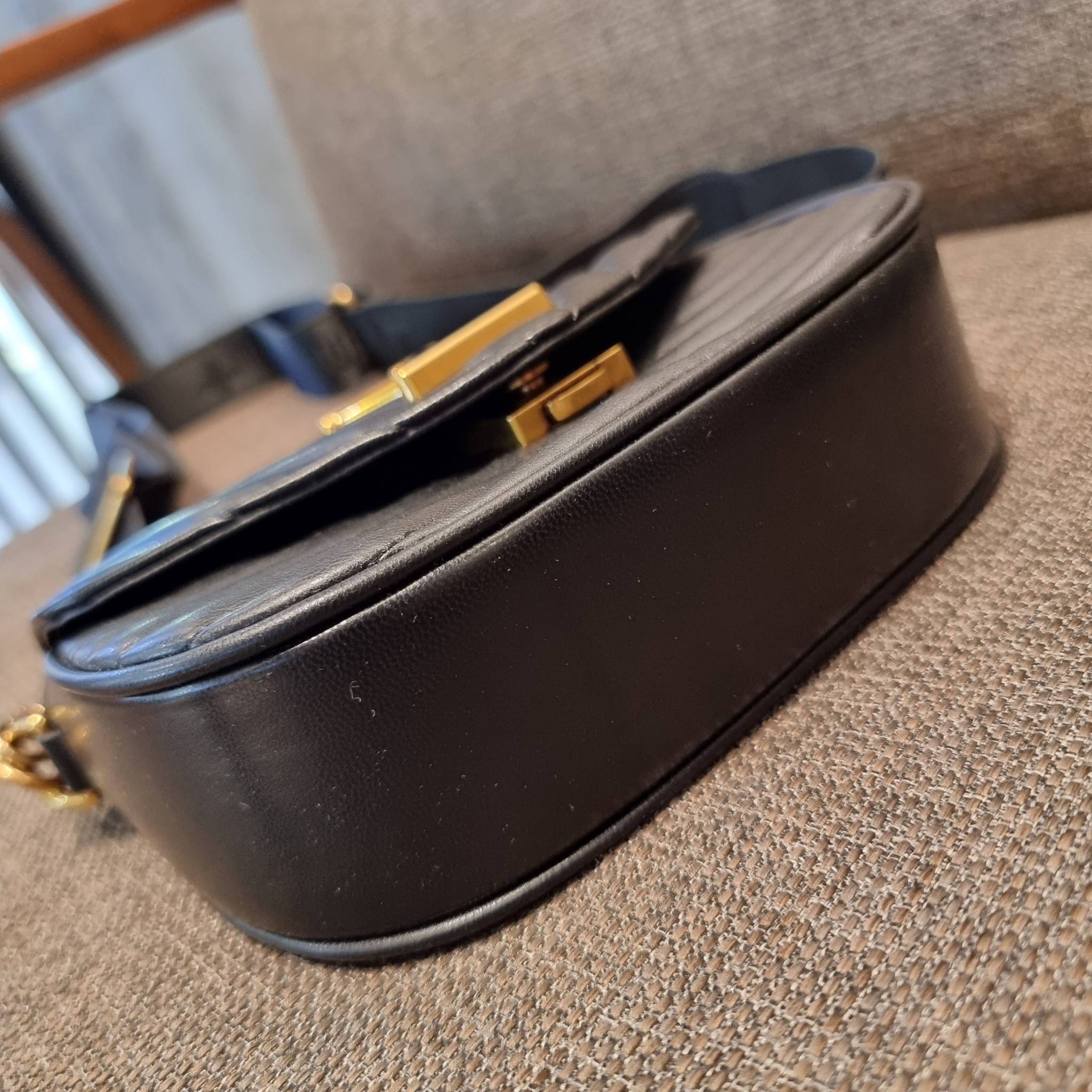 LV new wave pochette multi bag กระเป๋าสะพายมัลติฟังก์ชั่น สุดหรู มาพร้อม box set รับรองว่าดีงาม ลูกเล่นคลาสสิคผสานความวินเทจ มีสายสะพายให้ 2 เส้น และกระเป๋าใบลูก เล็กน่ารัก วัสดุหนังแท้ ภายในเป็นช่องโล่ง แบ่งสัดส่วนมีช่องย่อย ใบนี้ปรับใช้ได้หลายสไตล์ ลุคไ