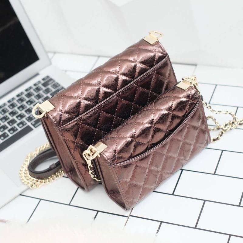 รุ่นขายดีที่สุด ** รอบใหม่ **หนังวัวแท้ สวย นิ่มมากๆค่า และ ปักลายตารางออกมาสวยมาก ** KEEP รุ่น Florence Flat bag ตัวกระเป๋าหนังแท้ นิ่ม-ตึง สุดๆ รุ่นนี้ จะมี 2 ขนาด คือ mini และ classic ไซด์