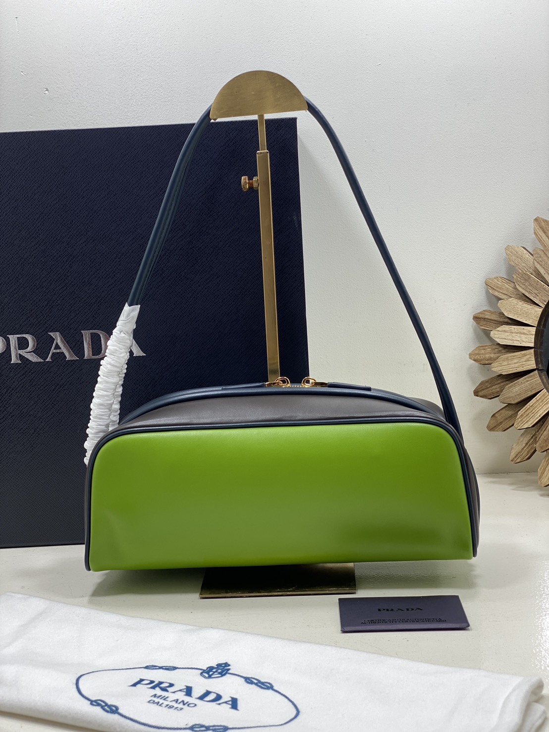 TOP ORI หนังแท้ | Prada Swing smooth leather shoulder bag / Prada Hobo Bag กระเป๋าสะพายสไตน์สปอร์ตเรียบหรูดีไซน์ใหม่เรียบง่าย หนังแท้เรียบสวยสัมผัสนุ่มละมุน โทนสีทูโทนแต่งแต้มสีสันให้โดดเด่น