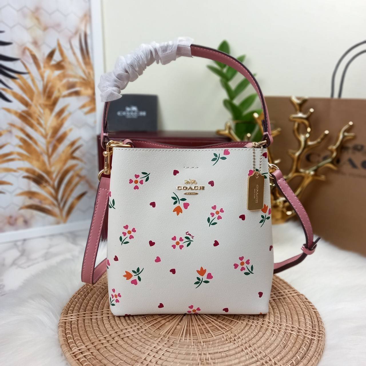 COACH SMALL TOWN BUCKET BAG WITH HEART PETAL PRINT(C7975//C7976)🌺💞กระเป๋าถือ กระเป๋าสะพาย ทรงฮิตยอดนิยมตลอดกาล>>ปริ้นลายดอกไม้รูปหัวใจมินิ น่ารักเกินเบอร์มาก🥰 ไม่ว่าจะออกมาคอลเลคชั่นไหนๆ ก็ครองใจสาวๆไปได้ทุกรุ่น/ วัสดุหนังแคน