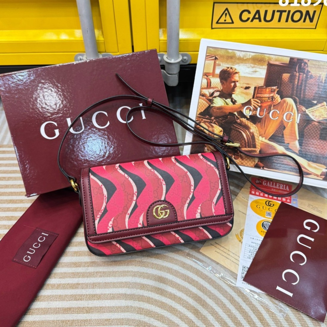 GUCCI Lunar New Year Printed super mini bag / GG Crossbody Bag กระเป๋าสะพายคอลใหม่ทรงสวยผู้ดี สีแดงขับผิวรับทรัพย์ ลวดลายรูปงูในตำนานเสริมความงดงามสวยหรูโดดเด่นอย่างลงตัว
