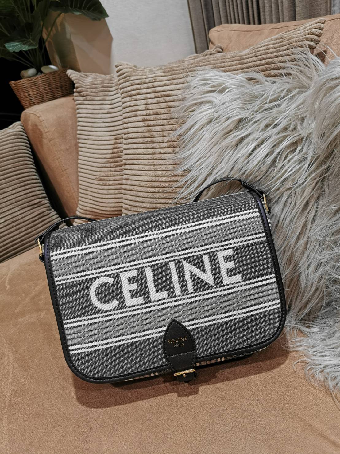 CELINE MESSENGER BAG VIP GIFT WITH PURCHASE (GWP) พรีเมี่ยมกิ๊ฟรุ่น Limited จาก CELINE HAUTE PARFUME DUTYFREE COUNTER วัสดุ CANVAS TEXTILE ลายทางสีคลาสสิคดีไซน์ Unisex ใช้ได้ทั้งชายและหญิง เปิดปิดด้วยฝาปิด Belt และแถบแม่เหล็กด้านใน ขนาดกำลังดี น้ำหนักเบา 