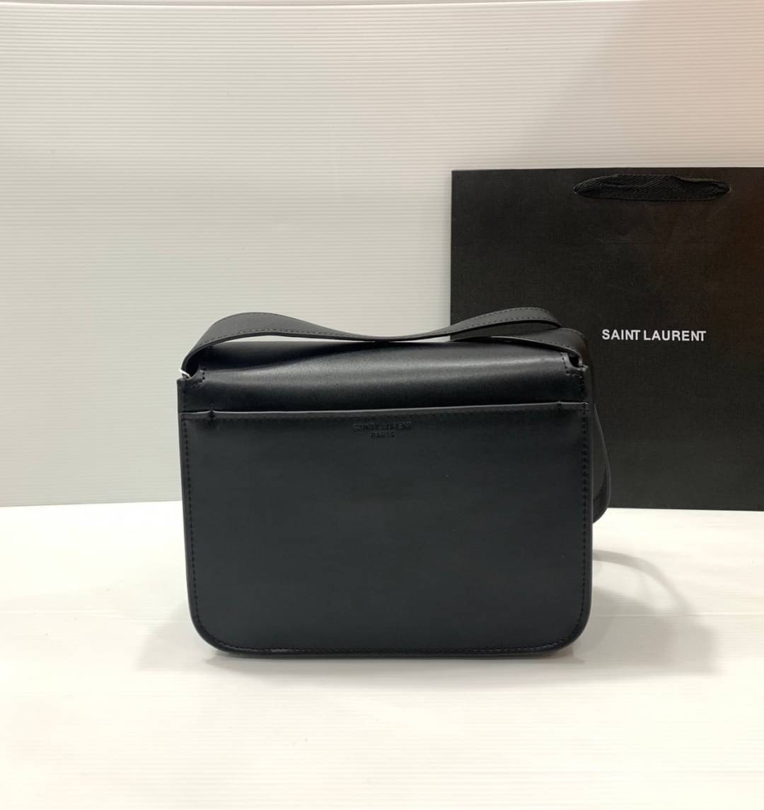 YSL Niki BESACE Brick Leather Bag กระเป๋าสะพายไหล่หูจับในตัว หรูหราขั้นสุด เสิร์ฟมาให้สวยทันใช้ปีใหม่แน่นอนค่า ใบจริงดูแพงเกินคุ้ม ดีไซน์เรียบแต่โดดเด่นด้วยความเป็นเอกลักษณ์ ภายในโล่งกว้าง สะพายได้สวยๆปังๆก่อนใคร ของใหม่แบบนี้รีบตำเลยน้า