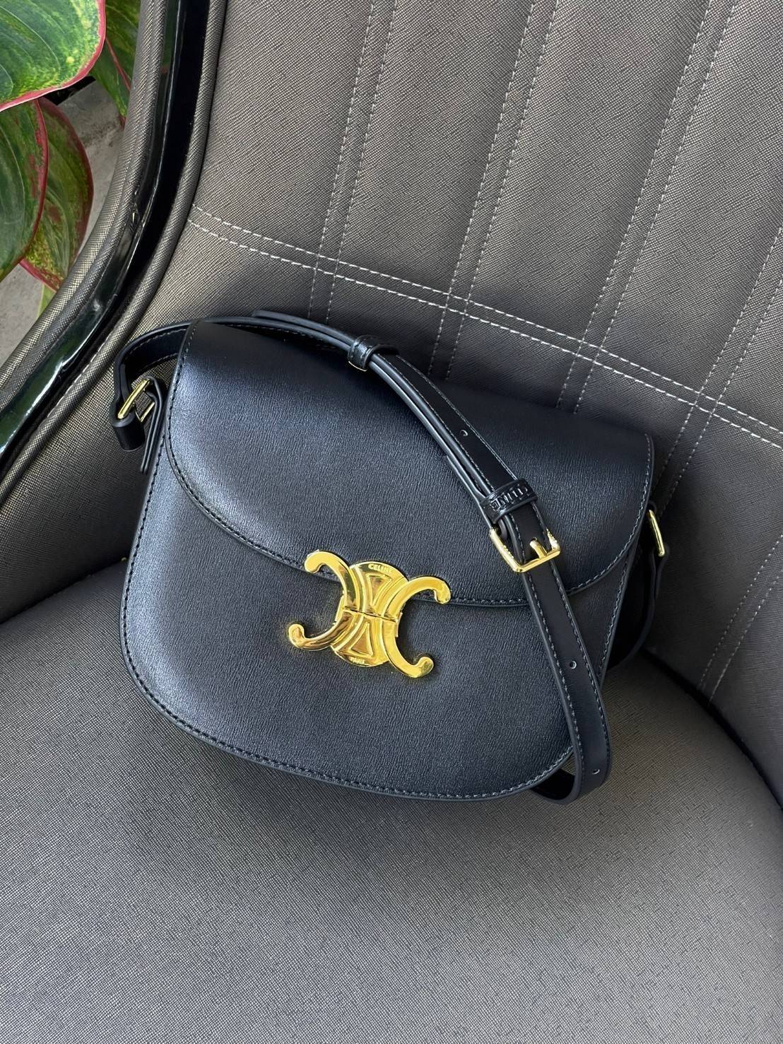 VIP 🥂 CELINE TEEN BESACE TRIOMPHE IN SHINY กระเป๋าสะพายคาดลำตัวรุ่นนี้นับว่าเป็นกระเป๋าอีกหนึ่งรุ่นในซีรีส์ Triomphe ที่ได้รับความนิยมอย่างมาก ด้วยรูปร่างทรงโค้งมนมีความคลาสสิกตามแบบฉบับของ Celine เพิ่มความหรูหราและโดดเด่นด้วยการตกแต่งด้วยโลโก้โลห