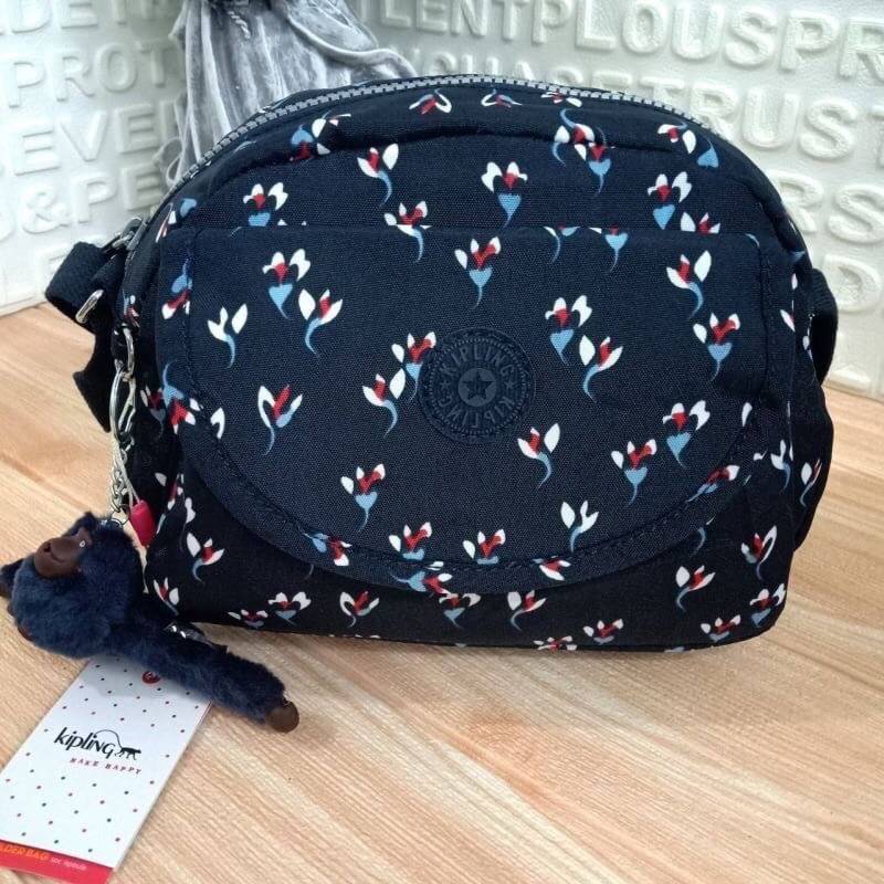 KIPLING Reth (Size S) shoulder & crossbody bag กระเป๋าสะพายวัสดุ Nylon&Polyester 100% ขนาดกำลังน่ารัก มาพร้อมพวงกุญเเจลิง มีช่องใส่ของ2ช่อง ช่องใหญ่ภายในมีป้ายและแท็กตรงซับใน มีซิปย่อยอีก 1 ช่องด้านใน,มีสายคล้องพวงกุญแจ ด้านหน้ามีอีก 1 ช่องสามารถใส่ของจุก