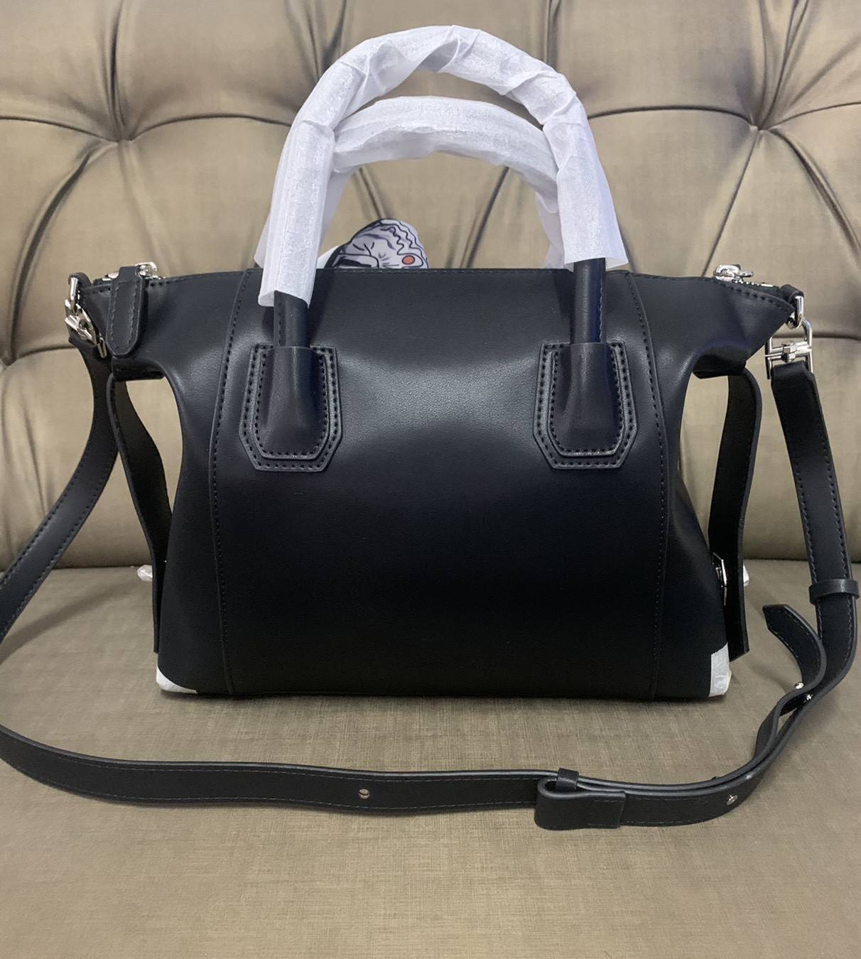 Givenchy Antigona Soft Small Leather Bag เข้ารอบใหม่ ราคาดีต่อใจ .. ไม่มีไม่ได้แล้ว! กระเป๋ารุ่น Iconic อย่าง Antigona Soft รุ่น "Classic" **มาพร้อมผ้าผูกโบว์ น่ารักมากมาย ประดับด้วยสัญลักษณ์ของแบรนด์ Givenchy ด้านหน้า **อะไหล่เงิน ไอเท็มยอดฮิตท