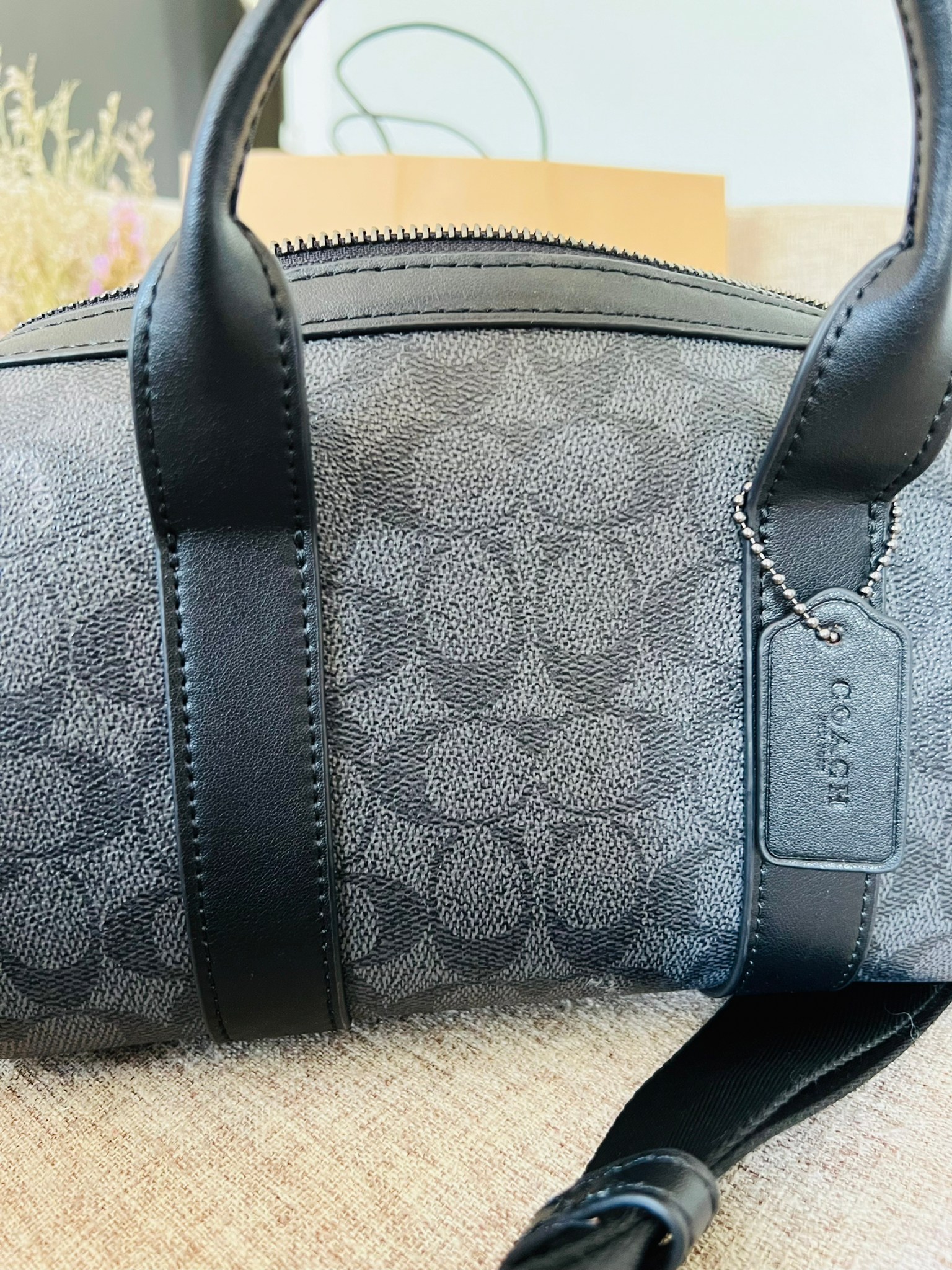 COACH GOTHAM DUFFLE 24 IN SIGNATURE CANVAS CA186 กระเป๋าทรงหมอนรุ่นใหม่สุด 2022 รุ่นนี้สามารถใช้ได้ทั้งชายหญิง หนังแท้อย่างดี นิ่มทรงสวย มากๆค่ะ เปิด-ปิดกระเป๋าแบบซิปคู่ด้านบนมีกระดุมรวบหูหิ้วให้ด้วยนะคะ ภายในกระเป๋าสามารถใส่สัมภาระที่จำเป็นในชีวิตประจำวั