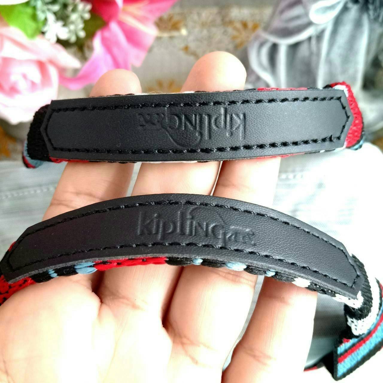 KIPLING 2WAYS MINI BACKPACK 👍กระเป๋าสะพาย2Wayรุ่นใหม่วัสดุ Nylon & Polyester 100% 👍หูหิ้วมีลายปั้มแบรนด์ 👍สายสะพายยาวเลื่อนปรับได้ถอดได้ 👍สามารถถือหรือสะพายได้ จะสะพายไหล่ สะพายเฉียง Crossbody หรือจะคล้องสายเป็นเป้สะพายหลัง