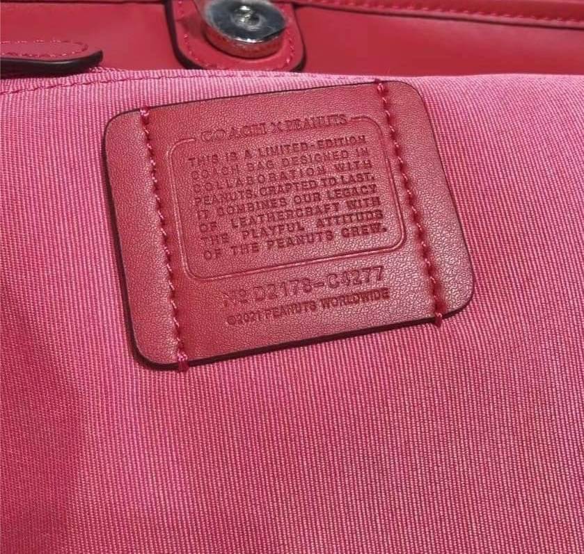 OUTLET 】COACH C4119 CITY TOTE WITH APPLE PRINT COACH CITY TOTE WITH POPSICLE PRINT C4277 แจกความน่ารักสดใส ด้วย 2 รุ่น กับเหล่าแอปเปิ้ลเขียวที่ยกมาทั้งสวน!! และลวดลายไอศครีมโทนชมพูแสนหวาน ดีไซน์ดึงดูดความสนใจได้ดีเลยทีเดียว กระเป๋าทรงช็อปปิ้งใบใหญ่ ที่จุย