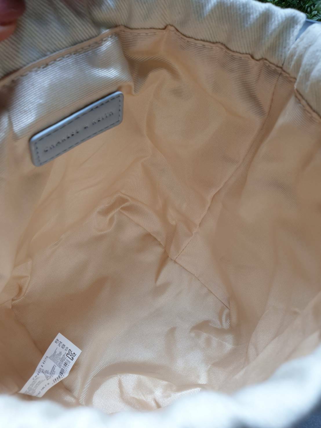 charleskeith Laser cut bucket bag กระเป๋าทรงเก๋ วัสดุหนังนิ่ม มาพร้อมกระเป๋าด้านใน มาพร้อมสายสะพายยาวปรับระดับได้ รุ่นนี้น่ารักมากค่ะ ห้ามพลาดเลยนะยูว์....