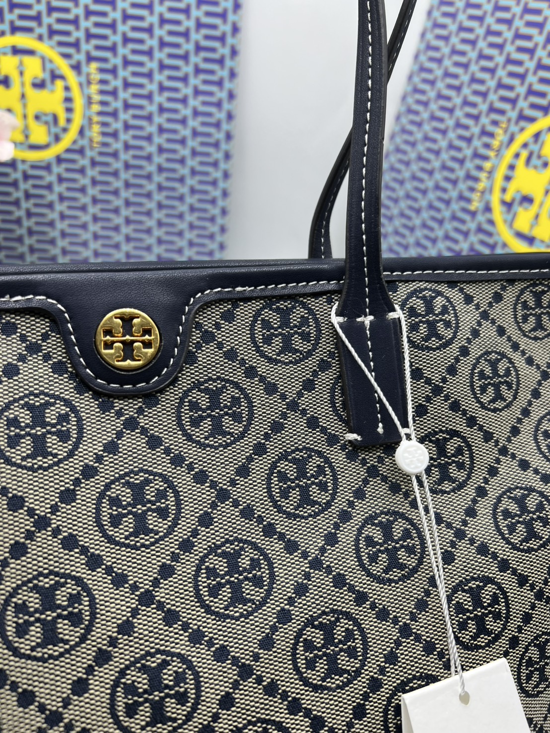 ORI หนังแท้ | Tory Burch T Monogram zip tote bag กระเป๋าทรงโท้ทใบใหญ่ทรงกว้างพร้อมใบเล็กเข้าเซ็ท งานผ้าแจ็คการ์ดตัดขอบหนัง เดอะเบสท์ เซลเลอร์!! ที่สุดของไอเท็มยอดฮิตติดอันดับ ขายดี ขายได้ตลอด ลายโมโนแกรมสุดคลาสสิค สาวๆว่าต้องมีติดบ้านจริงๆน้า