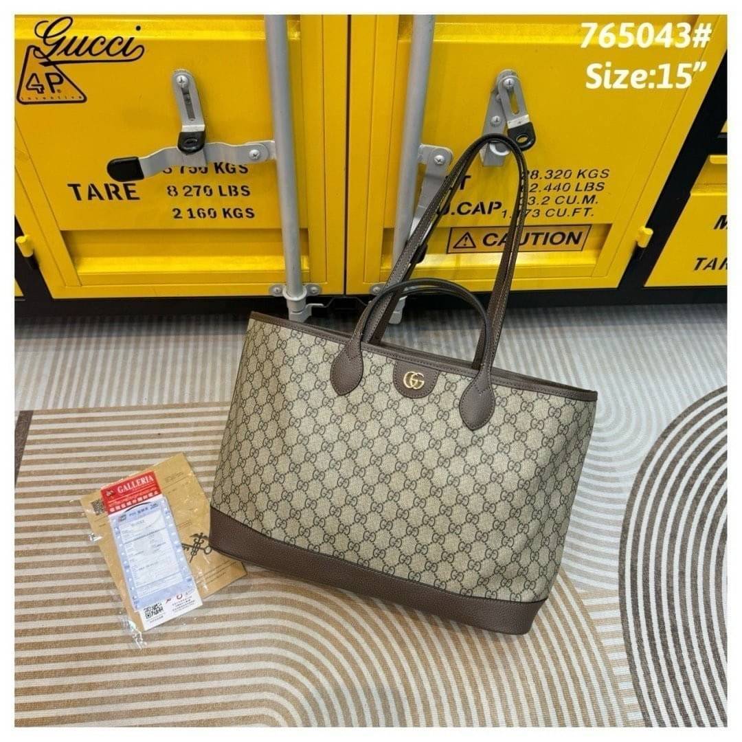 GUCCI Ophidia medium tote bag กระเป๋าทรงโท้ทรุ่นยอดนิยม สวยคลาสสิคตามฉบับแบรนด์ ไซส์กลางใช้งานง่าย ด้านในกระเป๋ากว้างมาก จุของได้สบายๆ ไม่ใช่แค่สวยแถมยังใช้ประโยชน์ได้เต็มที่ แบบนี้คุ้มค่าที่สุดแล้ว สะพายไปเที่ยว short vacation ได้สบายๆ ราคาน่ารักและจับต้
