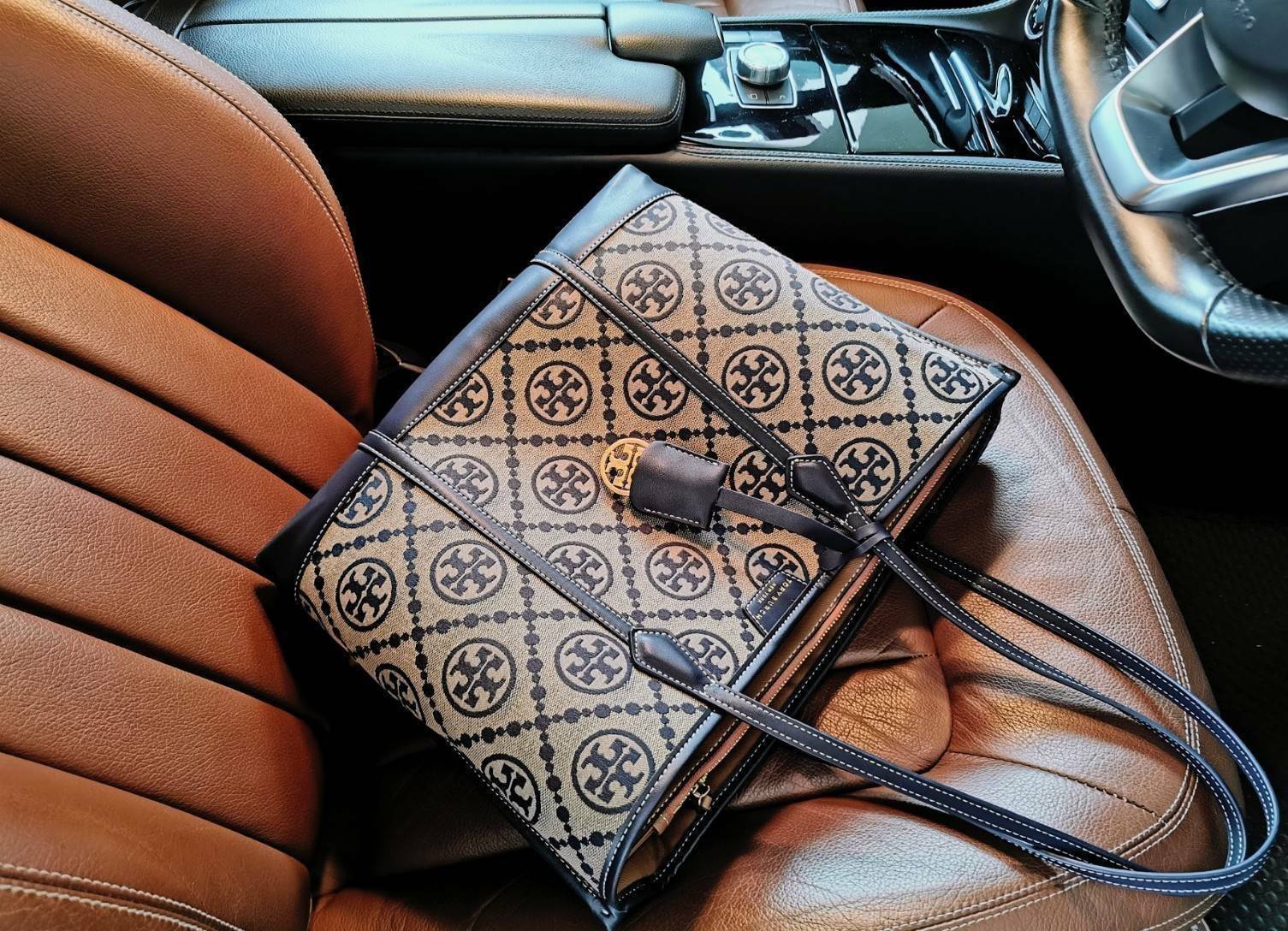 OUTLET 】TORY BURCH FACTORY MONOGRAM JACQUARD LARGE TOTE BAG (L) กระเป๋าถือหรือสะพายดีไซน์ยอดนิยมจาก TORY BURCH FACTORY OUTLET วัสดุ Woven Jacquard & Leather ทอลาย Jacquard Singnature แบรนด์รอบใบปราณีตสวยอยู่ทรงเป็นเอกลักษณ์ ใบใหญ่กำลังดี กว้างและจุได้เยอะ