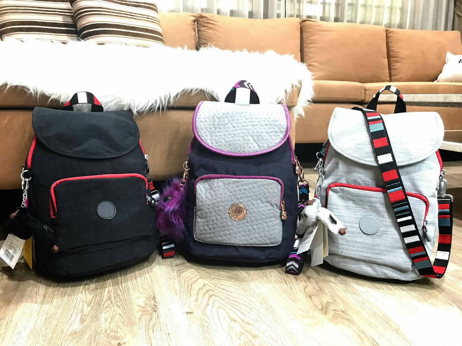 KIPLING ART 2WAY BACKPACK NEW ARRIVAL! กระเป๋าสะพายเป้สไตล์ลำลองรุ่นใหม่ วัสดุ Nylon+Polyester 100% โดดเด่นที่สามารถสะพายได้หลายแบบ ทั้งแบบเป้ หรือใช้สายยาวสะพายไหล่ หรือจะ Crossbody ก็ได้ค่ะ หูหิ้วเเละสายสะพายลวดลายสวย มีช่อง ซิปใส่ของด้านหน้า มีช่องใส่ข