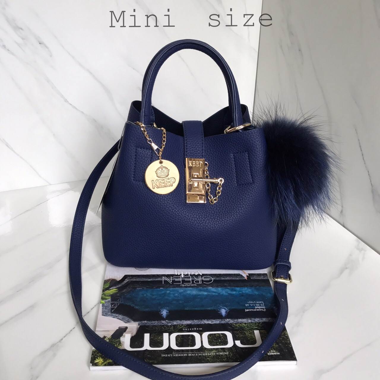 สีใหม่ Royal Navy พร้อมส่งละค่า • KEEP LALA BAG • พร้อมส่ง 2 ขนาด ตามการใช้งาน 👑สวย หรู เวอร์วัง อีกแล้วค่า กับกระเป๋า 2 in 1 ปรับเก็บทรง ได้ถึง 2 แบบ มาพร้อมพวงกุญแจ ปอมปอม ฟรุ้งฟริ้ง น่ารักมาก คะ ตัวกระเป๋าเป็นหนังเนื้อดีที่สุด เนื้อนิ่ม ลายหนัง