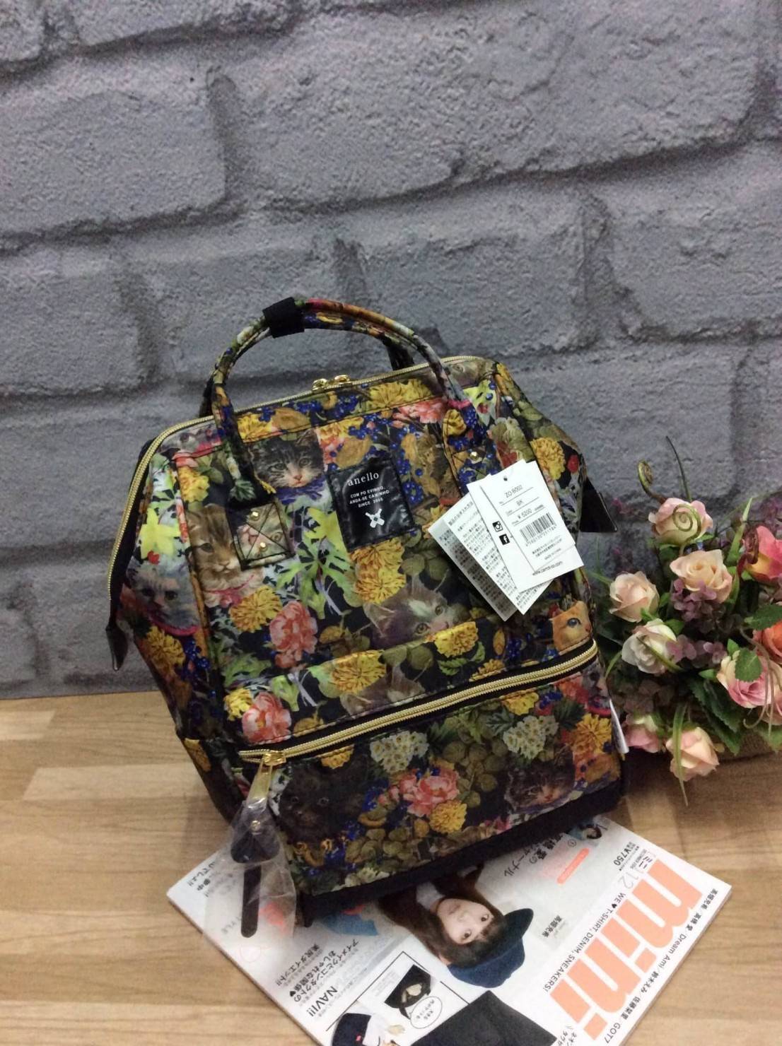 เป้ฮิตติดชาร์จกับ Anello รุ่น The emporium dark brown (limited edition) ขนาดมินิ กำลังดี วัสดุผ้าแคนวาสสลับหนัง polyester ปากกระเป๋ากว้างมีโครง มีตัวล้อคที่หูจับ ด้านหลังมีซิปสะดวกต่อการหยิบของภายใน ด้านข้างมีช่องทั้งสองข้าง กว้างจุได้เยอะ น้ำหนักเบา ดูแล