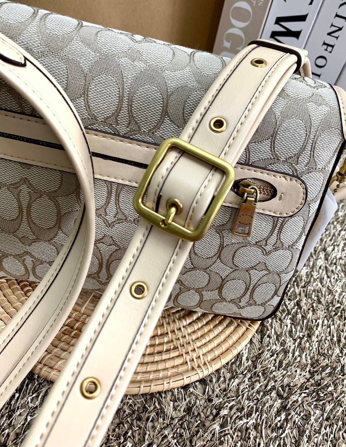 สวย คลาสสิคมากๆจ้าา COACH SOFT TABBY EUROPEAN CLASSIC UPGRADE PORTABLE BAG((C4821)) พร้อมส่งทันทีค่ะ สินค้าออกใหม่!! กระเป๋าหิ้ว//สะพายข้างได้ สุดคุ้ม! วัสดุ jacquard+หนังแท้ ได้สวยงาม คลาสสิคมากๆค่ะ น้ำหนักเบา เปิดปิดแบบกระดุมแม่เหล็กเป็นอะไหล่โลโก้แบรนด