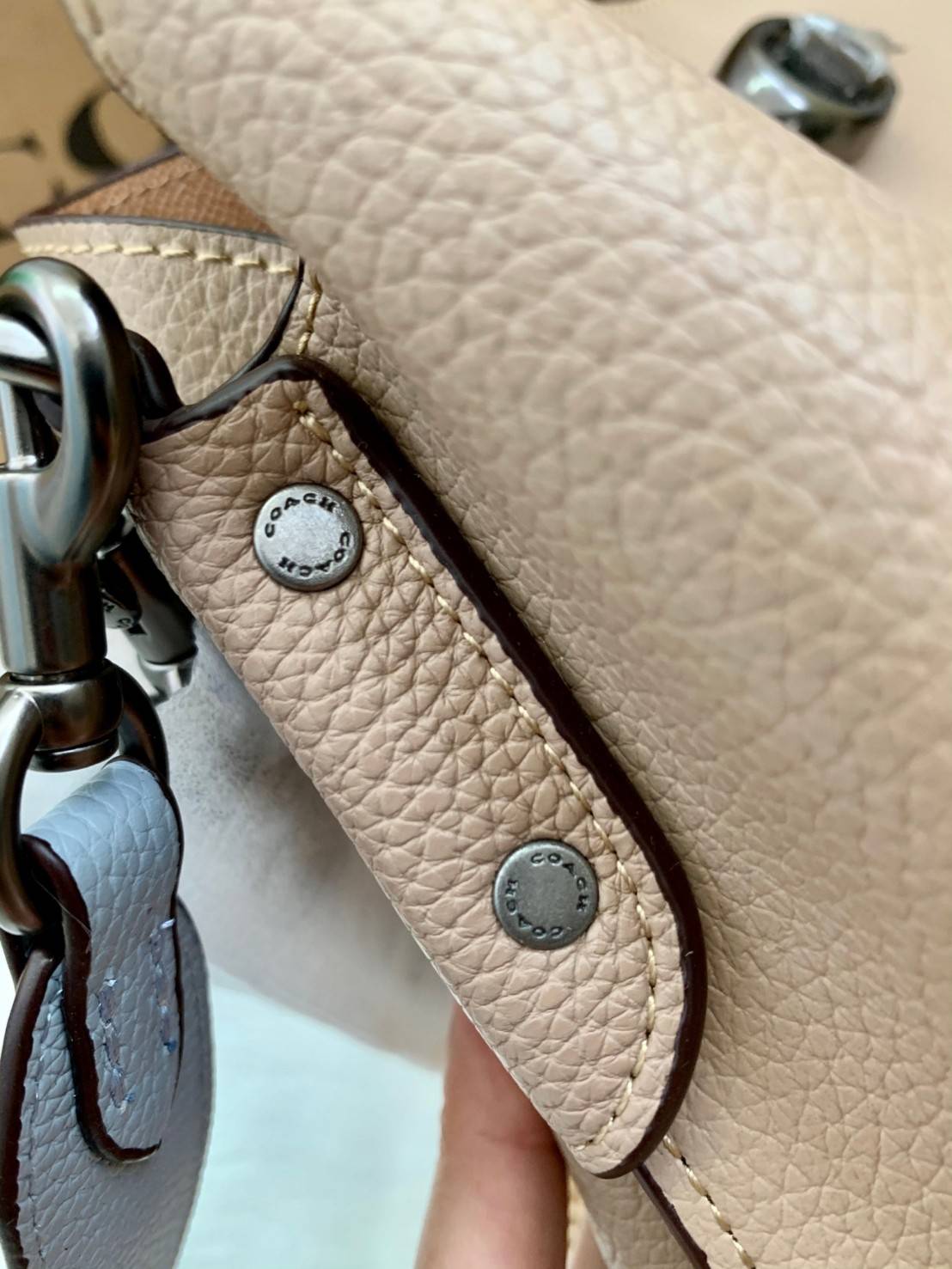 COACH WILLOW SHOULDER BAG ((C2745//C2590//C2621)) พร้อมส่งที่ไทย รุ่นแนะนำค่ะ🔥🔥 🔺กระเป๋าหิ้ว//คล้องไหล่//สะพายข้าง สุดคุ้ม! หนังแท้ชั้นดี ได้ไปหลงรักแน่นอนค่ะ หนังสวยมากๆ😘 🔺ตัวกระเป๋าแบ่งเป็นสองช่องหลัก ด้านนึงเป็นแ