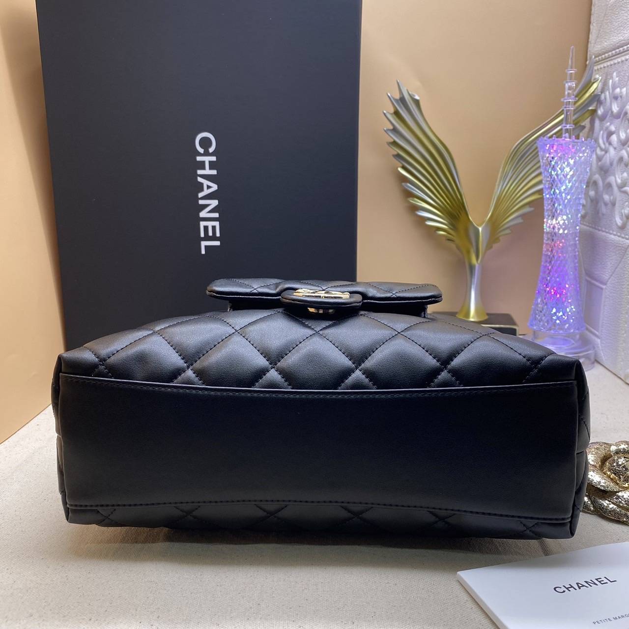 Chanel Hobo Bag 23B 28cm ออริสลับแท้ ใช้งานต่างประเทศได้ งานเกรดหนังสวย อะไหล่ทองสวยหรู กระเป๋าสะพายทรงโฮโบใบใหญ่ จุของได้เยอะ มี 2 ขนาดกำลังสวย ดีไซน์ใหม่ 2023 ตัวแม่ตัวมัม ห้ามพลาดเลยค่า