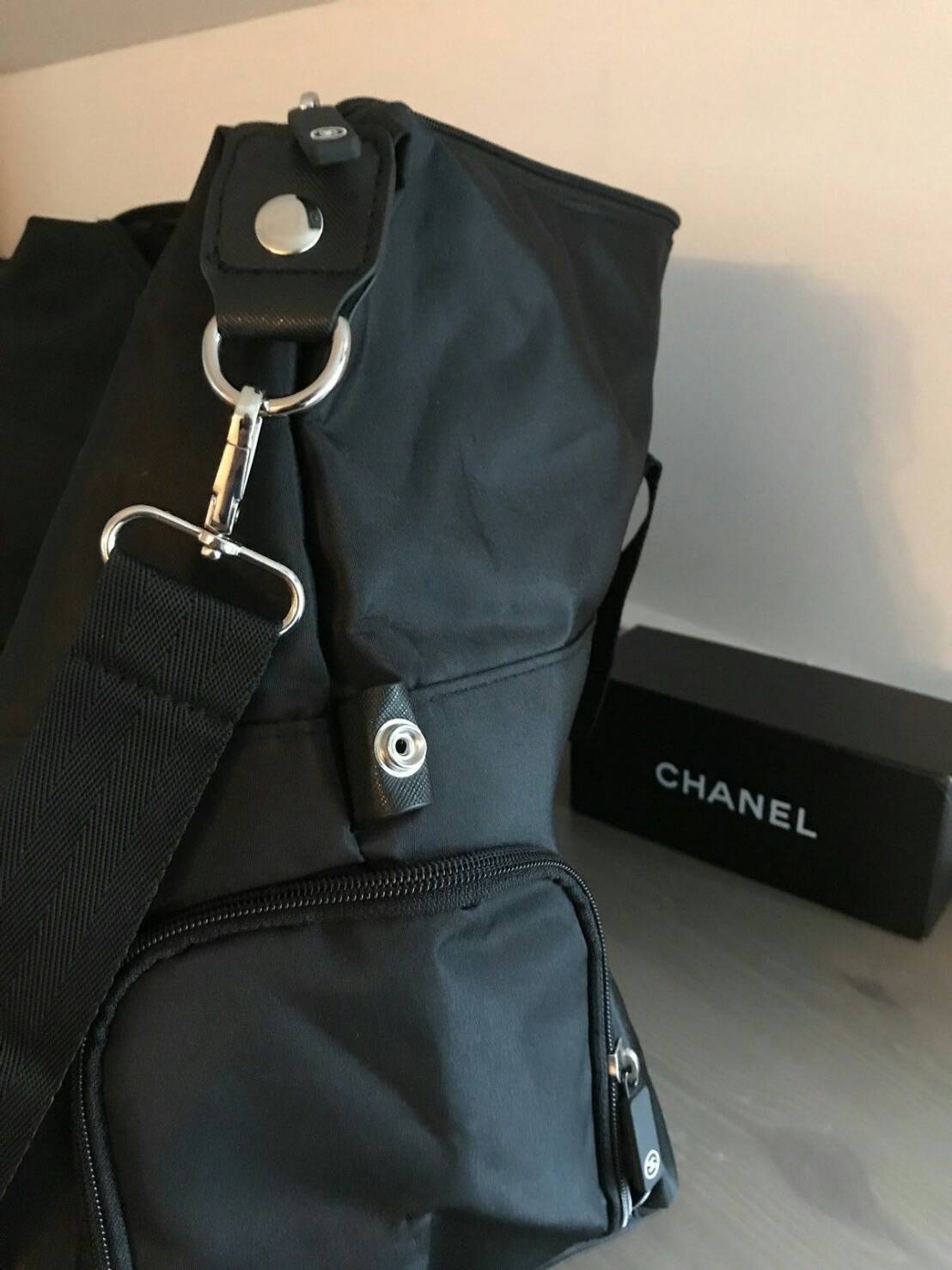 Must Have Now!!! กับ ไอเท็มที่ต้องมีติดตู้!! Chanel VIP Extra Large Tote/Duffle Bag กระเป๋าเดินทางแบบถือ ทรงยอดฮิต กันน้ำได้เต็มใบ 100% ด้านหน้าสกรีนโลโก้แบรนด์ เปิดปิดด้วยซิป ด้านในส่ของได้จุใจ มีช่องใส่ของเป็นสัดส่วน แถมมีช่องพิเศษใส่รองเท้าได้อีกด้วยคะ